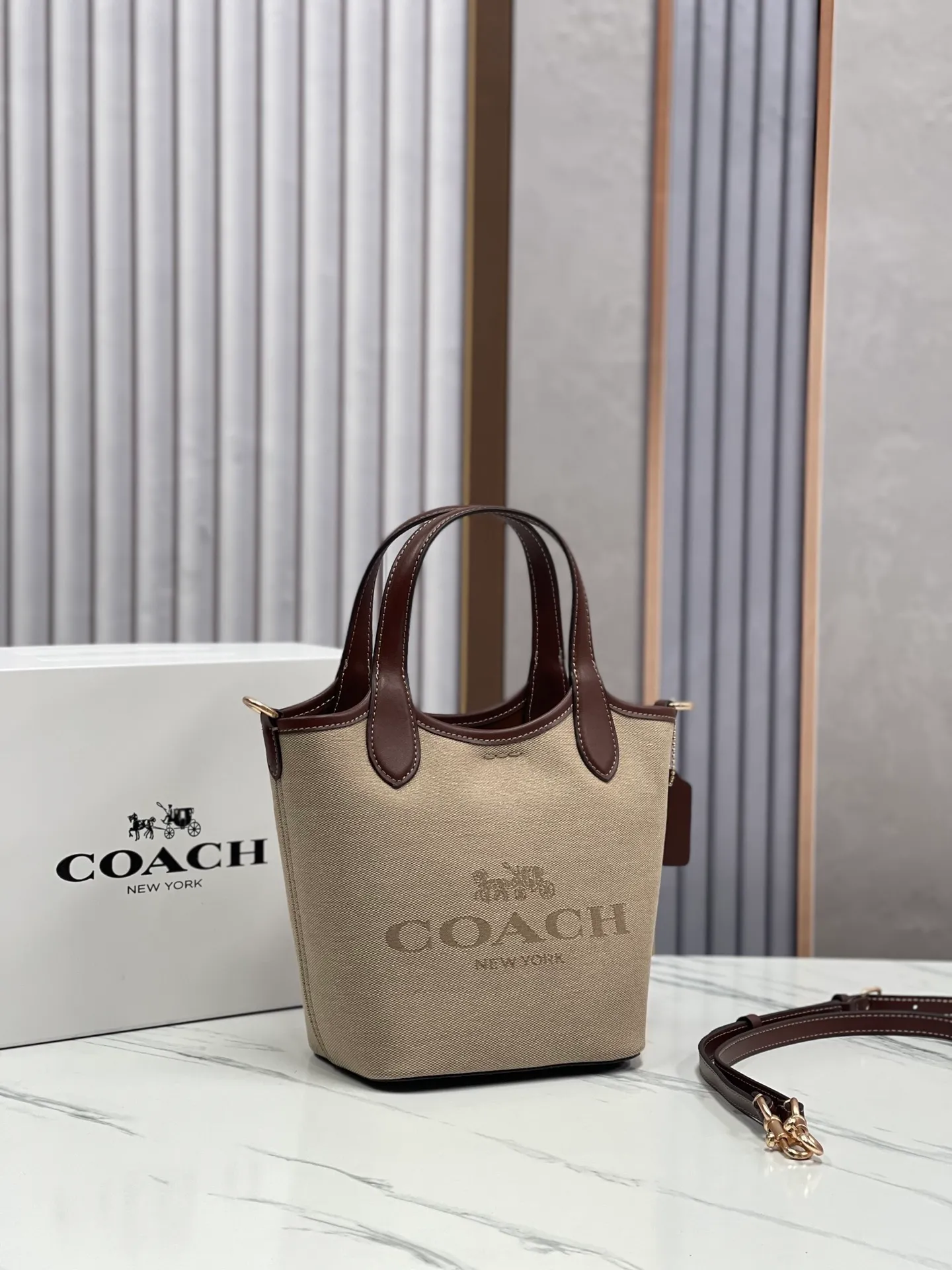 Top original order, batch 380💰COACH new model: CR169 cloth, C HANNA bucket bag, hand-held crossbody bag, canvas vegetable basket, small body, large capacity, good-looking and practical 19.5*17.5*13cm