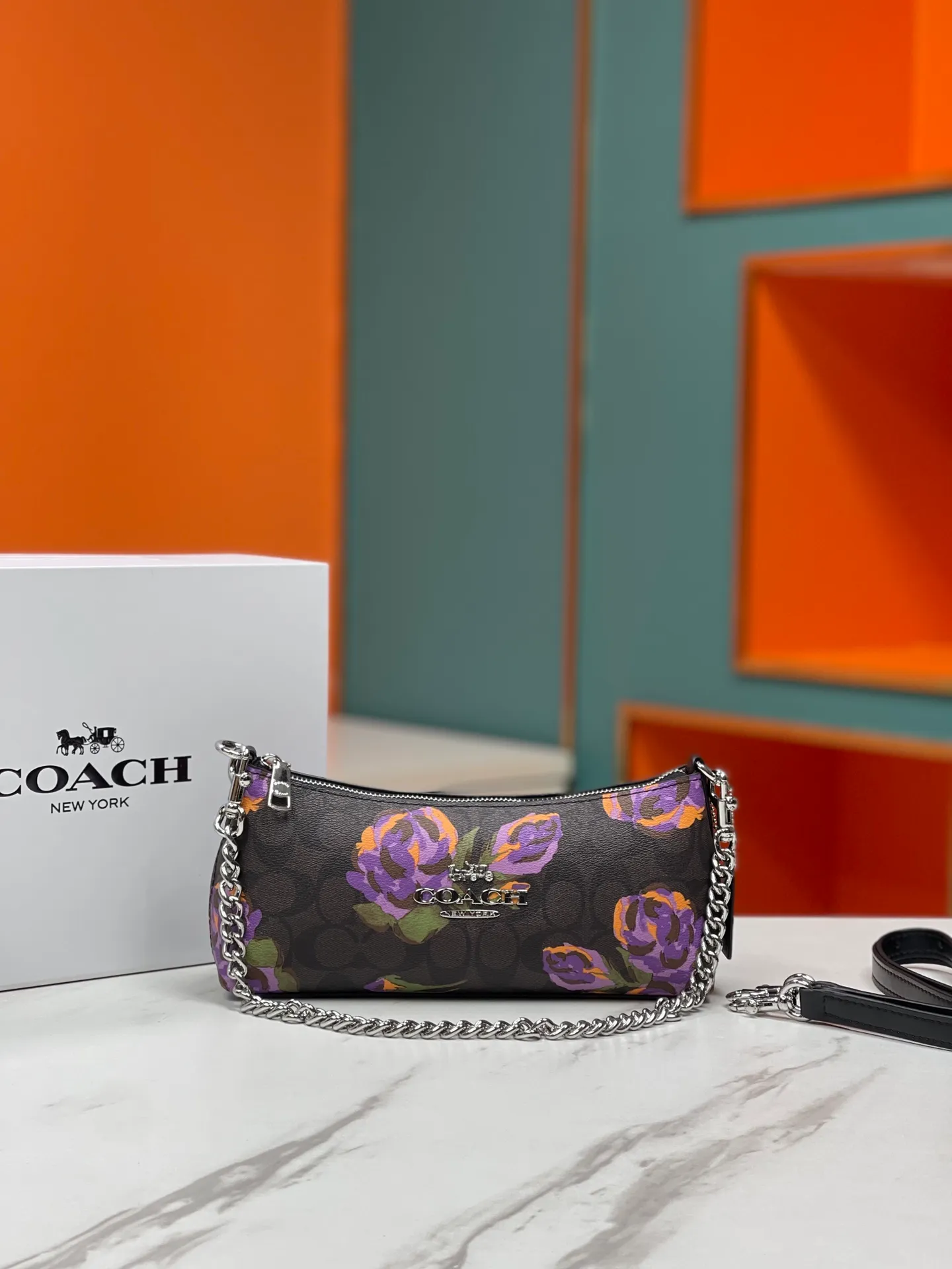 Batch 380💰COACH/Coach’s new Charlotte series CL405 CL406 CL407 CL656 New product, incomparably beautiful armpit baguette bag! Short chain shoulder strap! Long leather shoulder strap! Suitable for different occasions, different styles and different combinations! The shape of the paper boat is simple and matched with a metal chain. Super beautiful. Size 26/12/7