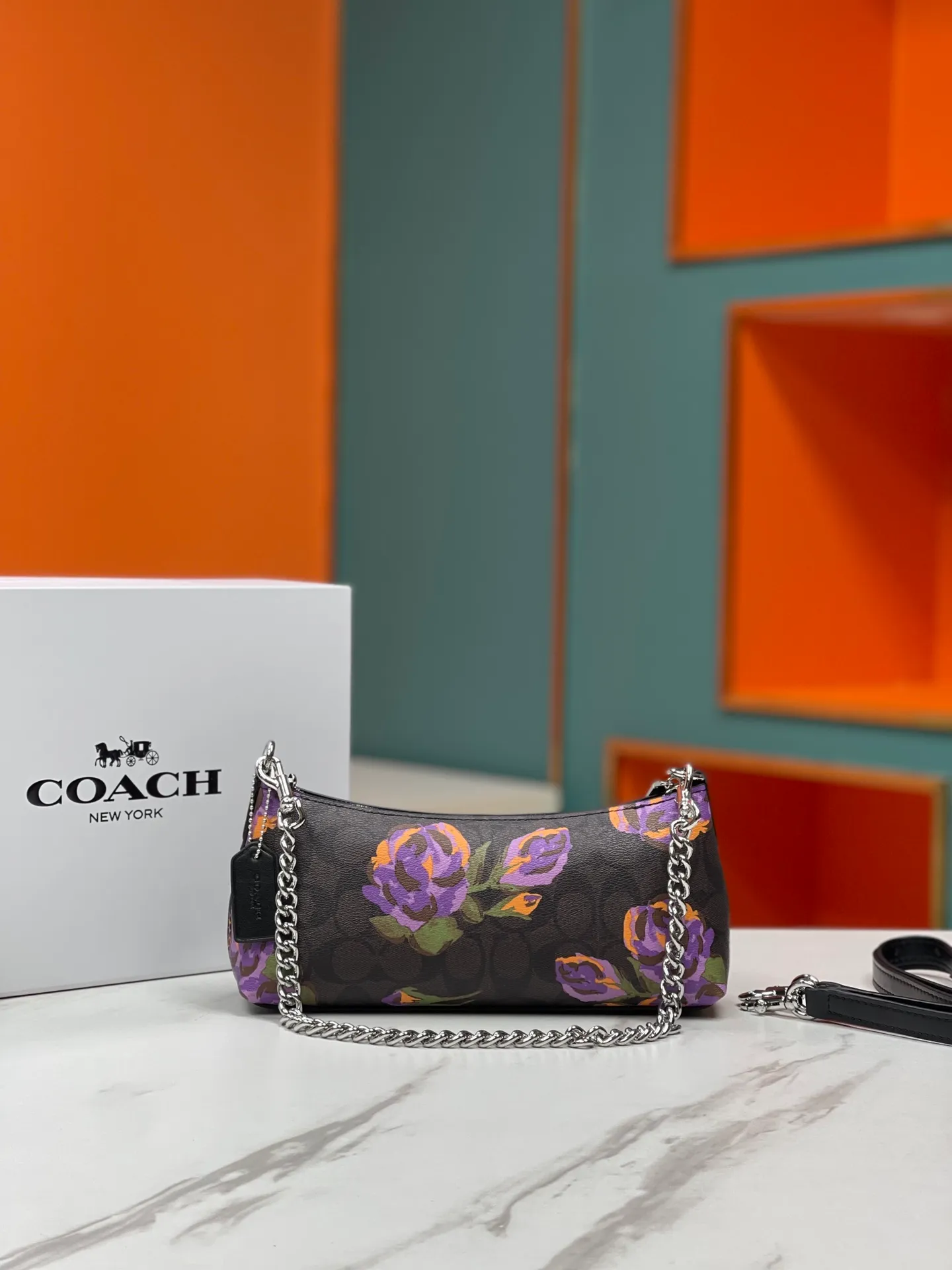 Batch 380💰COACH/Coach’s new Charlotte series CL405 CL406 CL407 CL656 New product, incomparably beautiful armpit baguette bag! Short chain shoulder strap! Long leather shoulder strap! Suitable for different occasions, different styles and different combinations! The shape of the paper boat is simple and matched with a metal chain. Super beautiful. Size 26/12/7