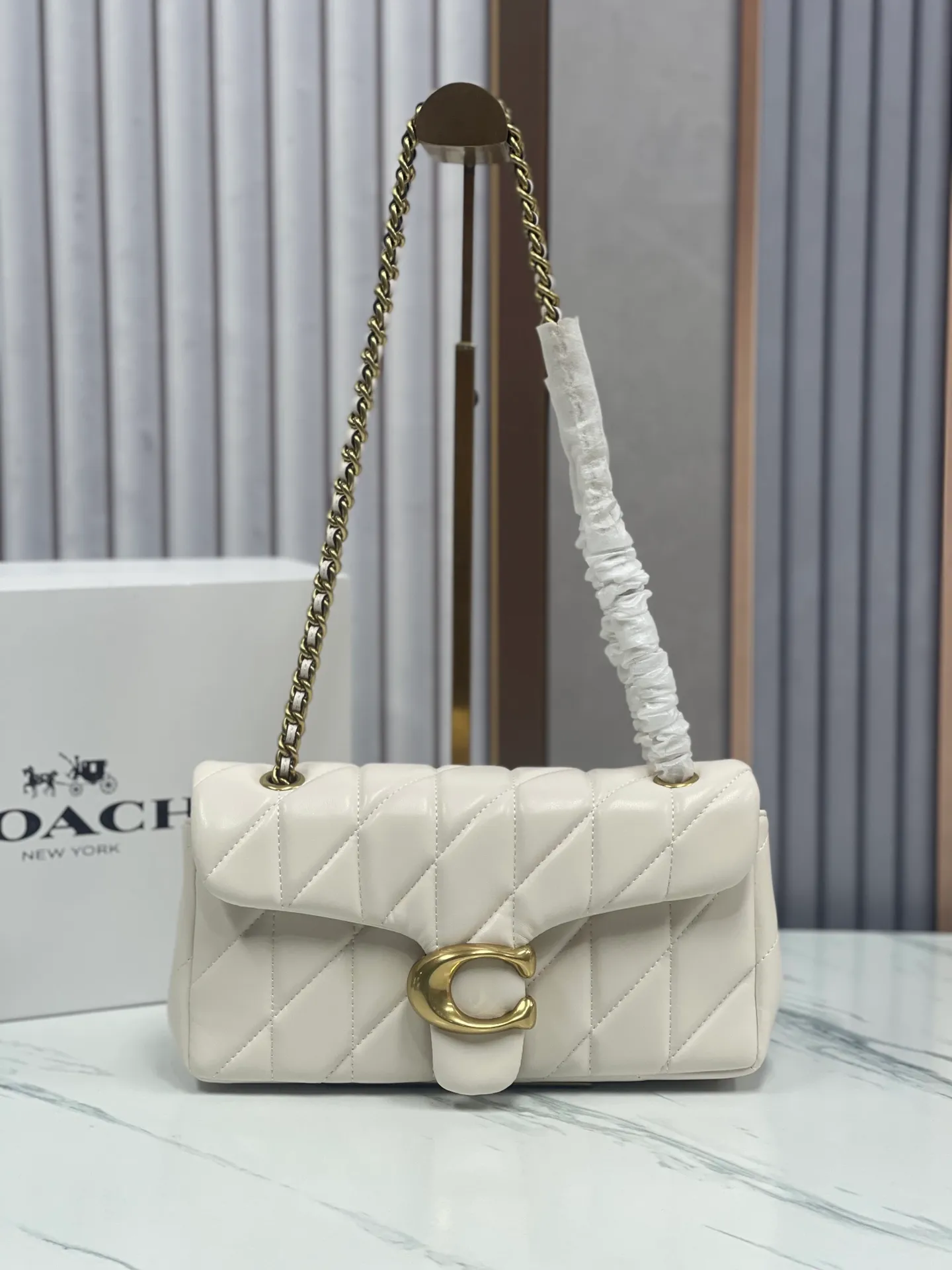 P480¥Coach/Coach new counter synchronized new products model CP400 Quilting Tabby chain tabby with quilting technology, cool dark buckle, low-key and high-end white/gold buckle. Choose a size and color you like. Size 26/15.