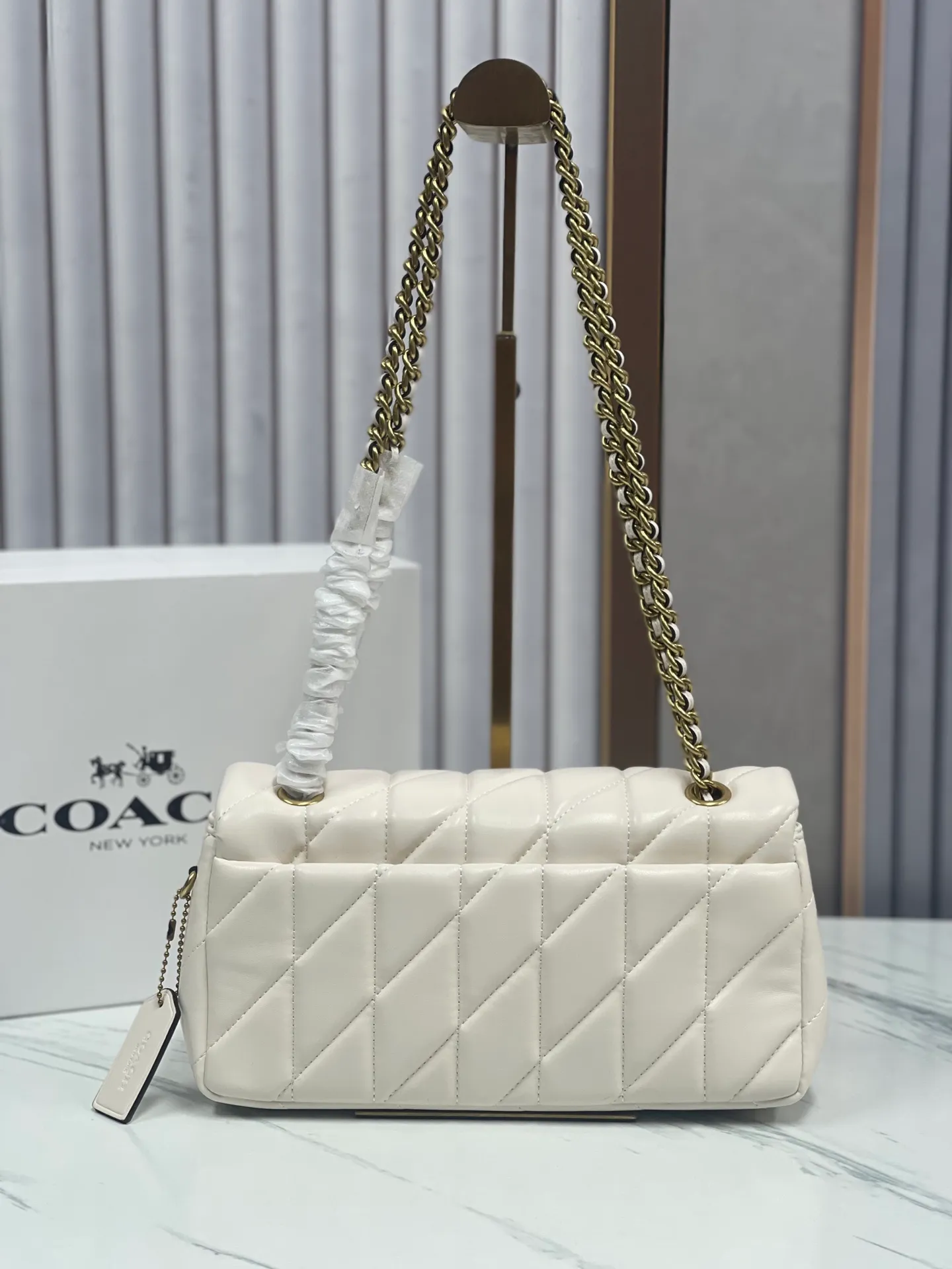 P480¥Coach/Coach new counter synchronized new products model CP400 Quilting Tabby chain tabby with quilting technology, cool dark buckle, low-key and high-end white/gold buckle. Choose a size and color you like. Size 26/15.