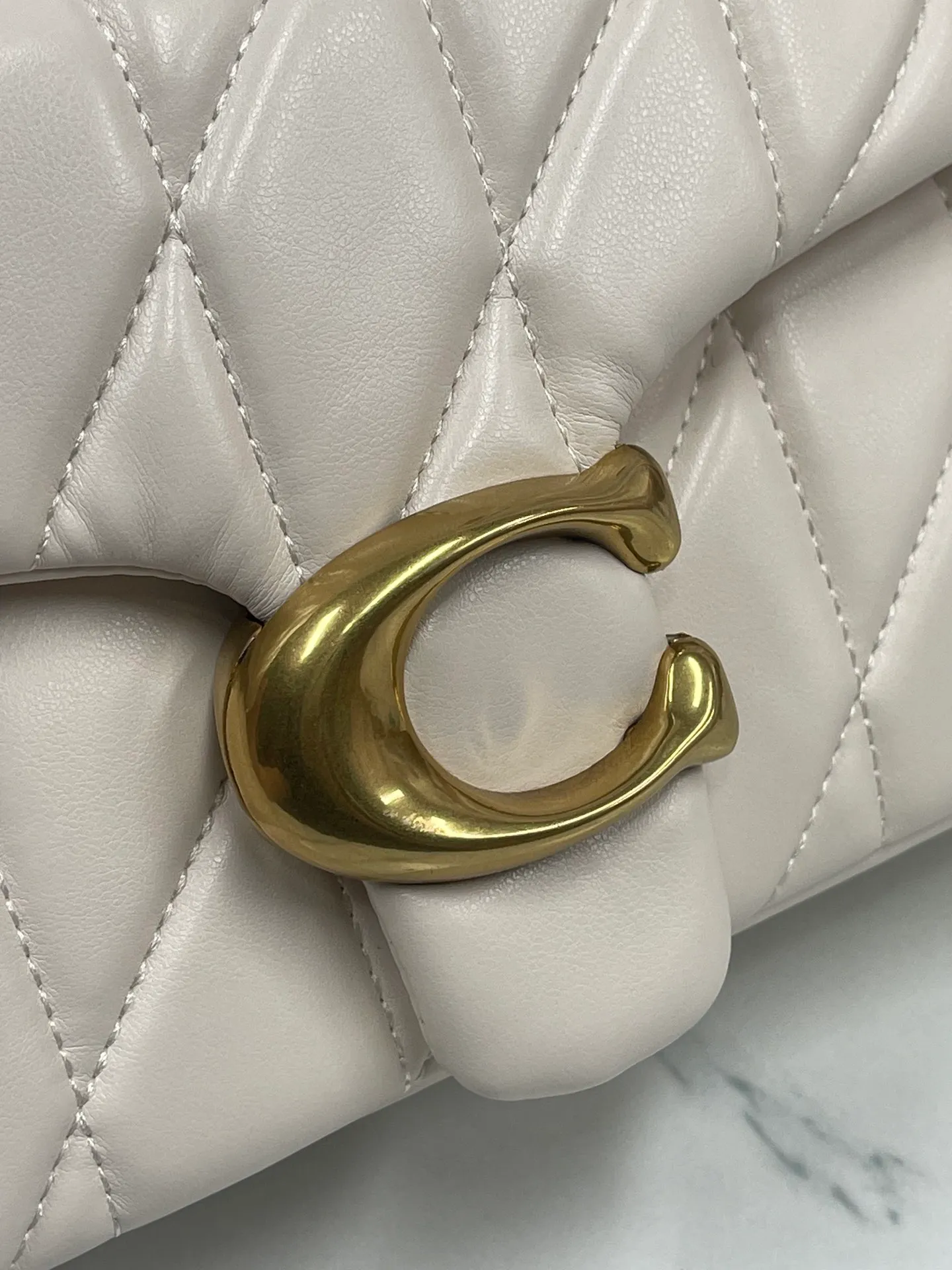 P480¥Coach/Coach new counter synchronized new products model CP400 Quilting Tabby chain tabby with quilting technology, cool dark buckle, low-key and high-end white/gold buckle. Choose a size and color you like. Size 26/15.