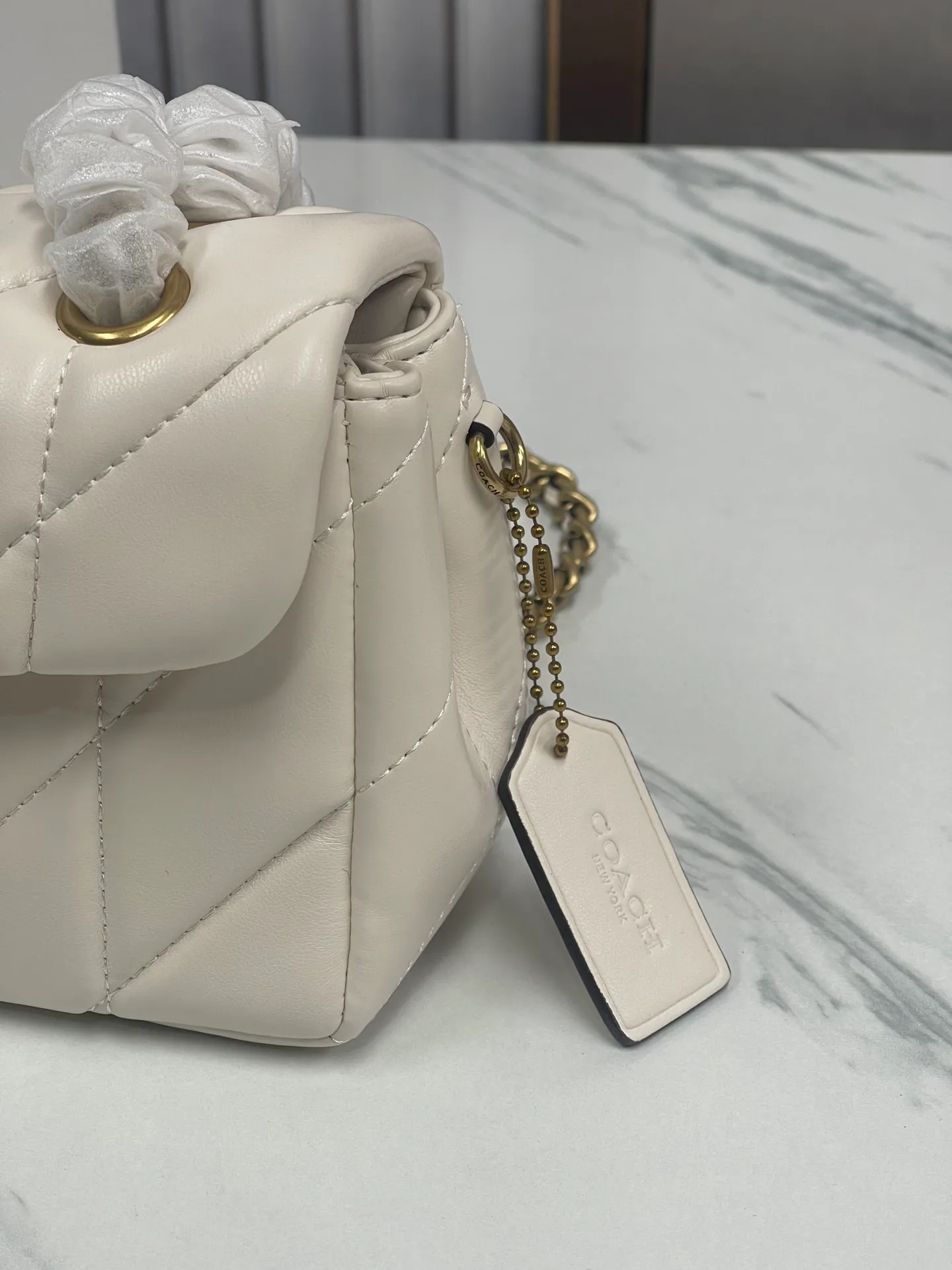 P480¥Coach/Coach new counter synchronized new products model CP400 Quilting Tabby chain tabby with quilting technology, cool dark buckle, low-key and high-end white/gold buckle. Choose a size and color you like. Size 26/15.