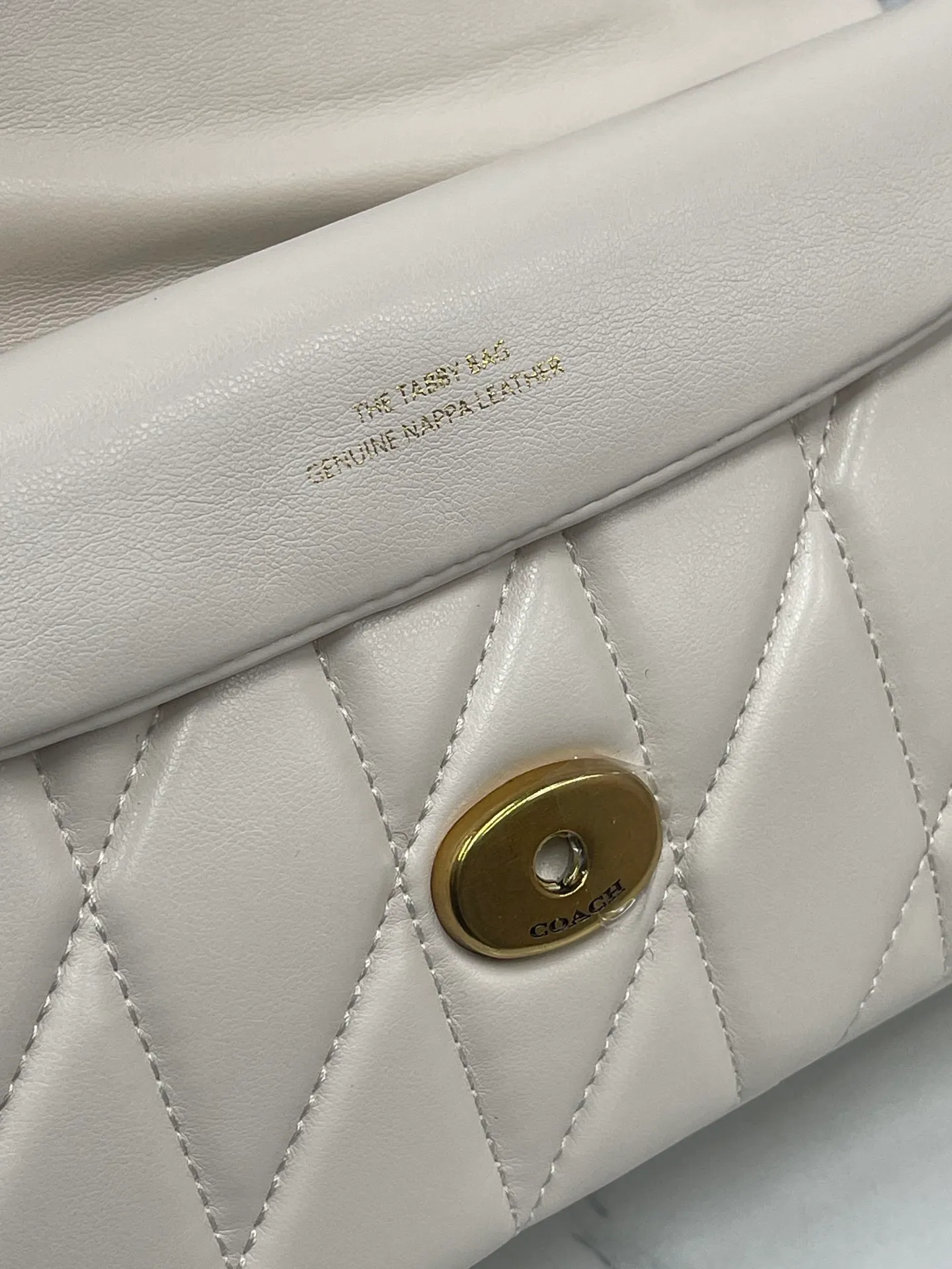 P480¥Coach/Coach new counter synchronized new products model CP400 Quilting Tabby chain tabby with quilting technology, cool dark buckle, low-key and high-end white/gold buckle. Choose a size and color you like. Size 26/15.