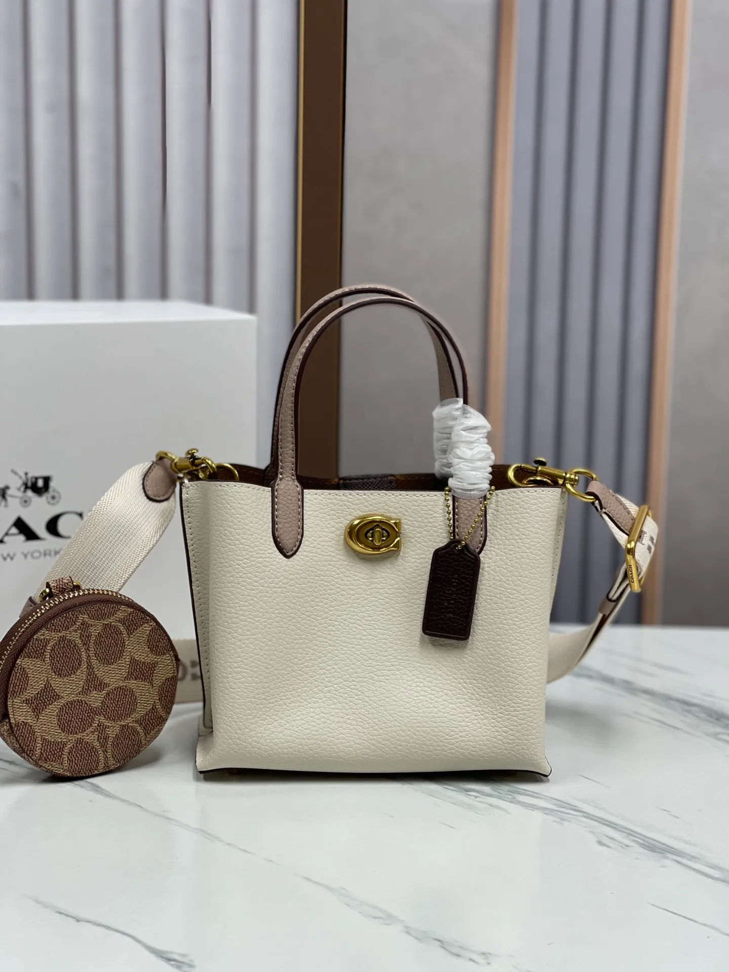 P440💰😍Coach’s new tote model of the Willow series, model CW459 CW550 18, is completely different from the previous ones! This one matches the latest casual style with wide width and logo, and this is the only one with a coin bag, which is super special. Size: 18*10*14