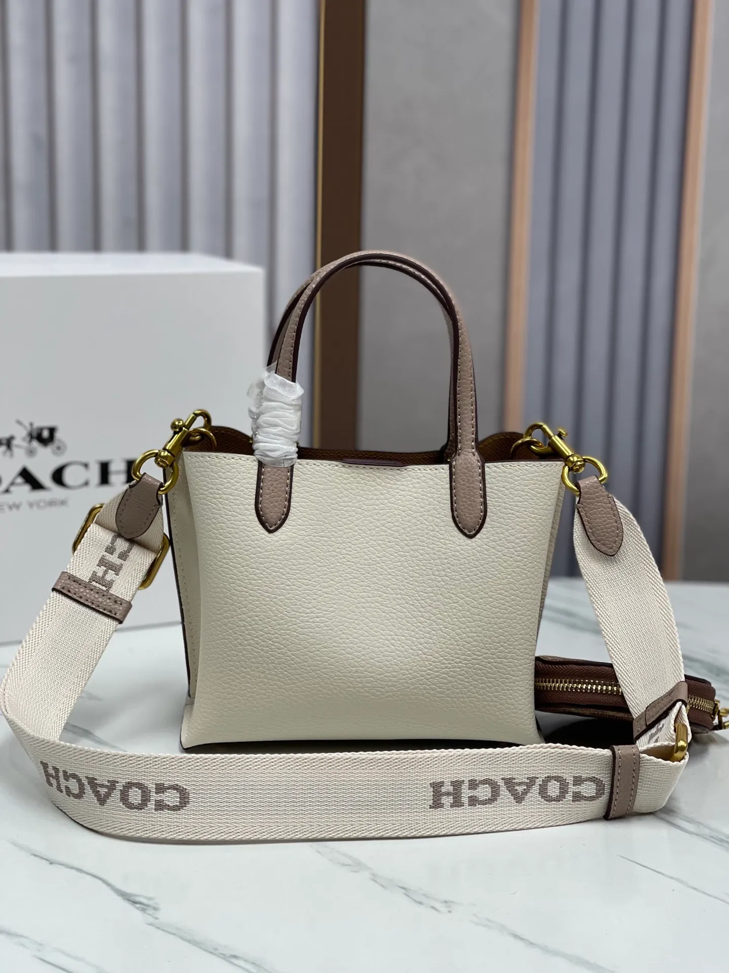 P440💰😍Coach’s new tote model of the Willow series, model CW459 CW550 18, is completely different from the previous ones! This one matches the latest casual style with wide width and logo, and this is the only one with a coin bag, which is super special. Size: 18*10*14