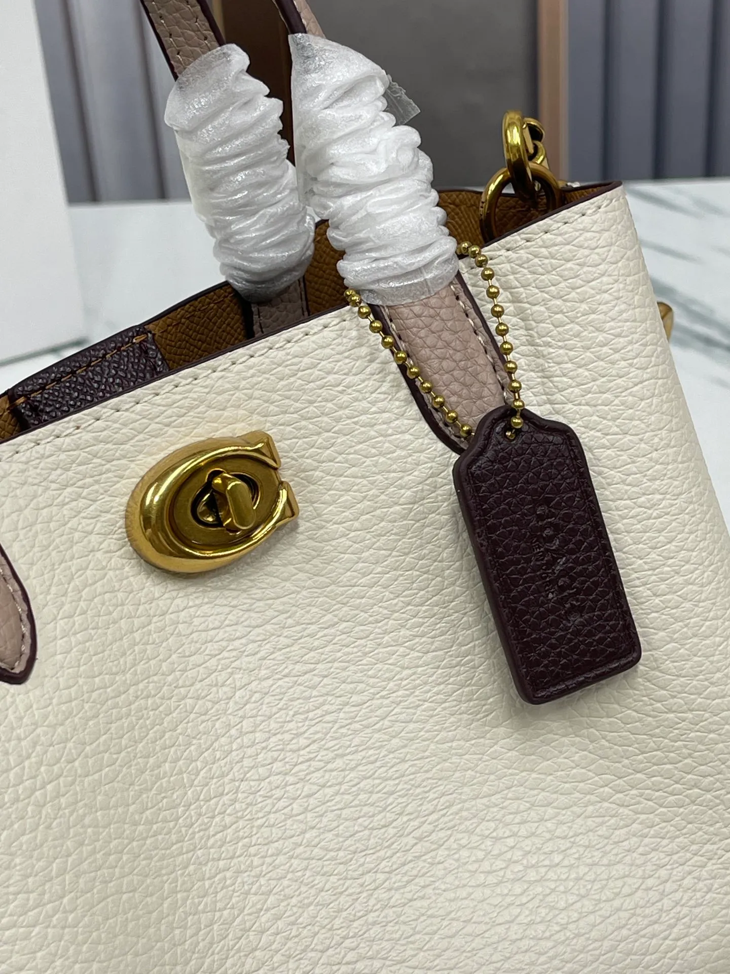 P440💰😍Coach’s new tote model of the Willow series, model CW459 CW550 18, is completely different from the previous ones! This one matches the latest casual style with wide width and logo, and this is the only one with a coin bag, which is super special. Size: 18*10*14