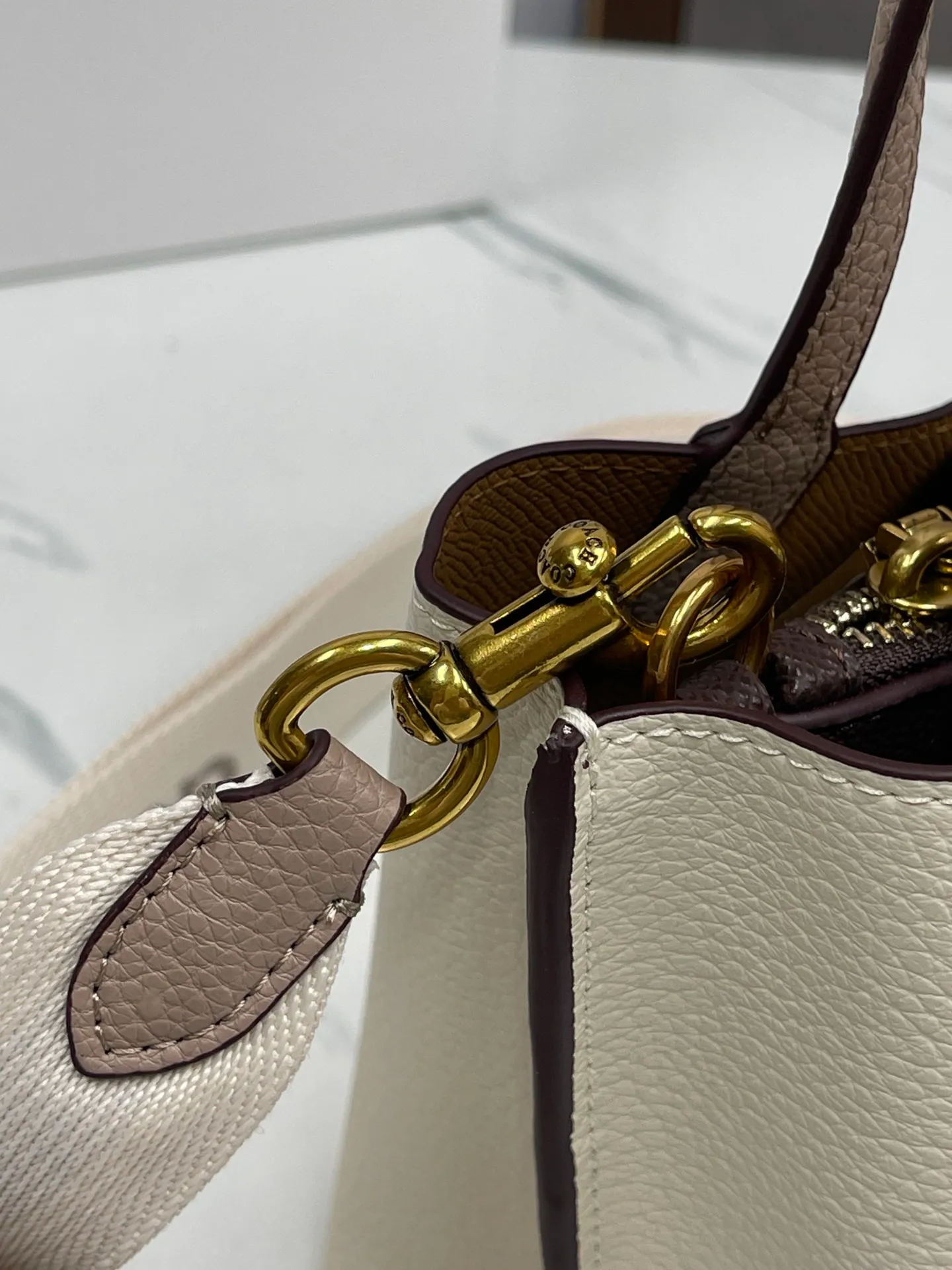 P440💰😍Coach’s new tote model of the Willow series, model CW459 CW550 18, is completely different from the previous ones! This one matches the latest casual style with wide width and logo, and this is the only one with a coin bag, which is super special. Size: 18*10*14