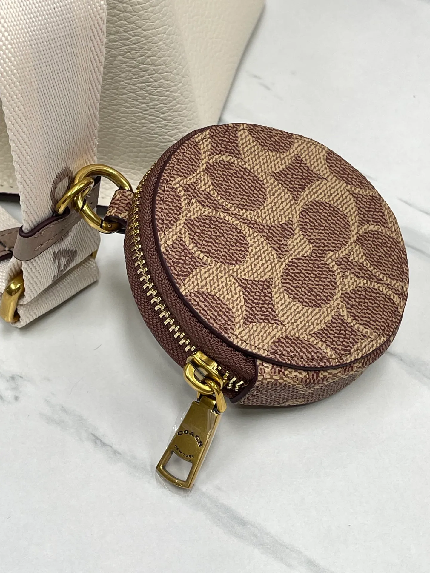 P440💰😍Coach’s new tote model of the Willow series, model CW459 CW550 18, is completely different from the previous ones! This one matches the latest casual style with wide width and logo, and this is the only one with a coin bag, which is super special. Size: 18*10*14