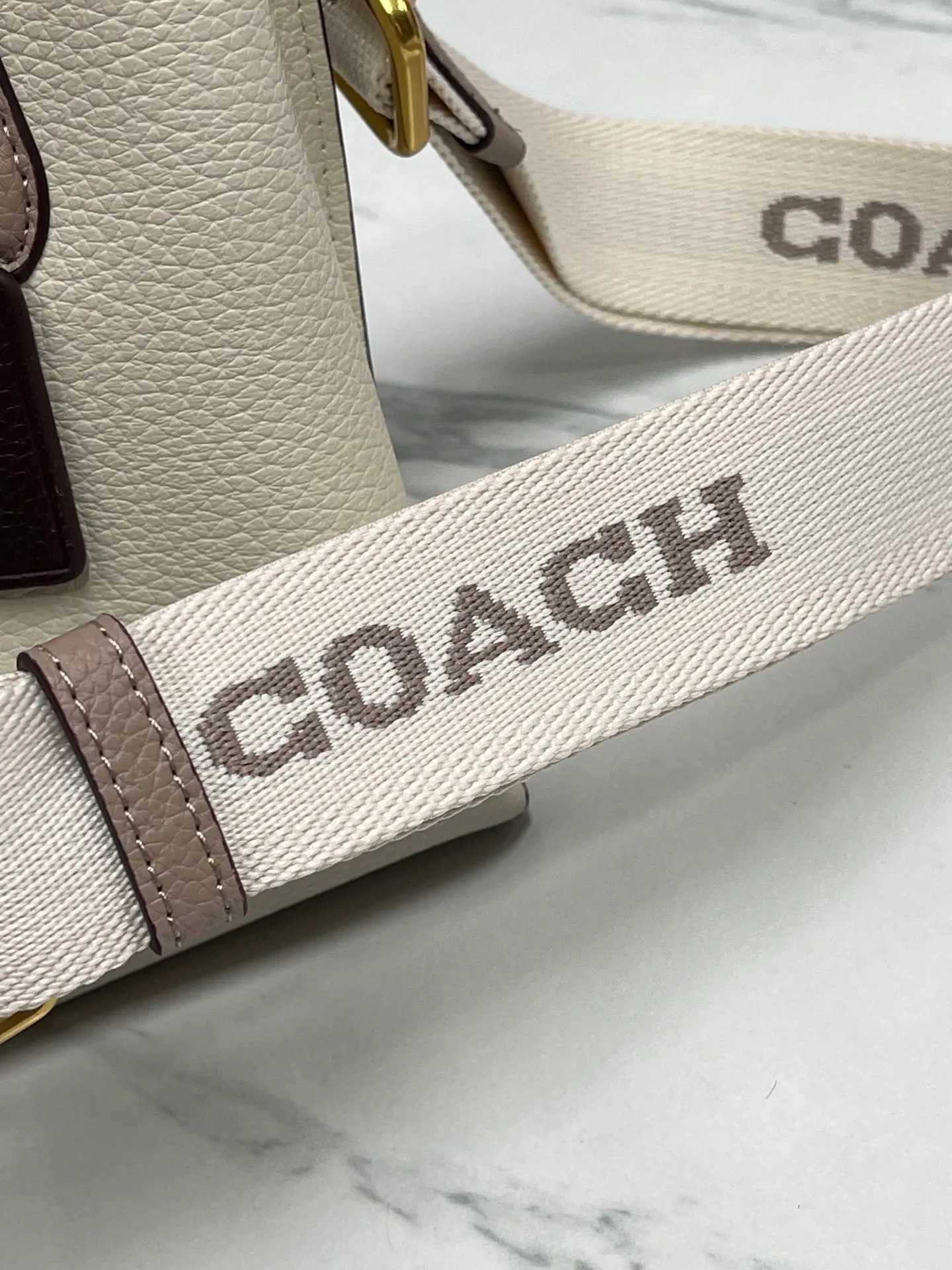 P440💰😍Coach’s new tote model of the Willow series, model CW459 CW550 18, is completely different from the previous ones! This one matches the latest casual style with wide width and logo, and this is the only one with a coin bag, which is super special. Size: 18*10*14