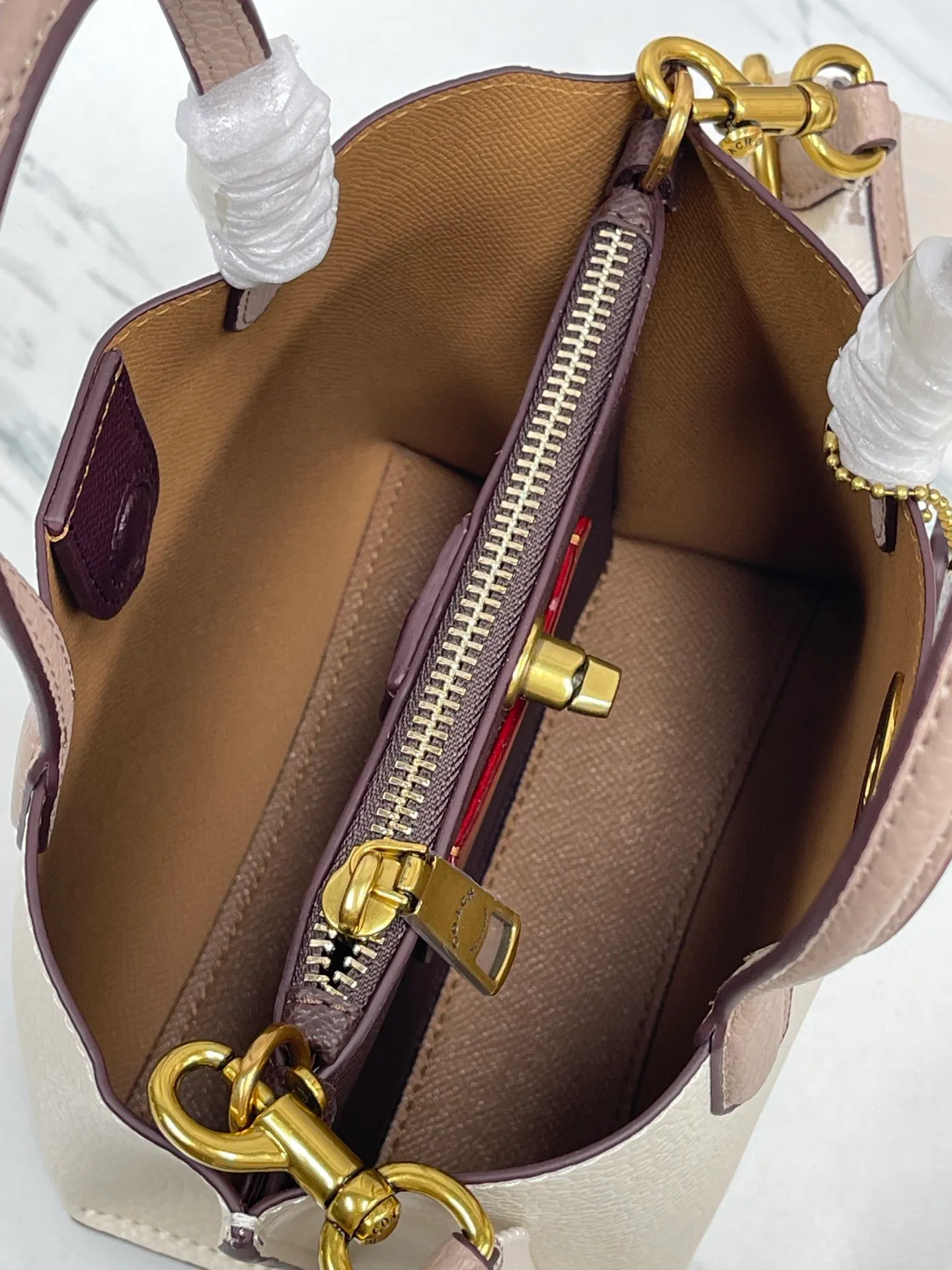 P440💰😍Coach’s new tote model of the Willow series, model CW459 CW550 18, is completely different from the previous ones! This one matches the latest casual style with wide width and logo, and this is the only one with a coin bag, which is super special. Size: 18*10*14