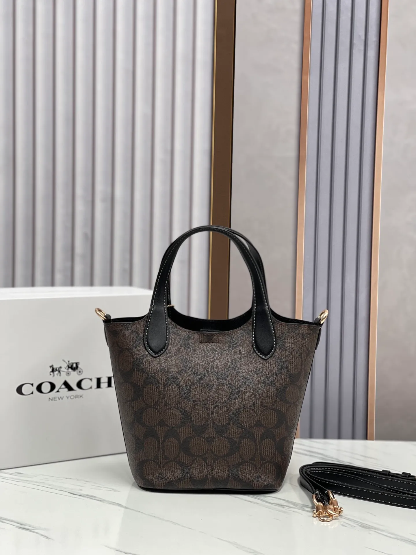 Batch 380💰COACH new model: CR256 presbyopia, HANNA bucket bag, hand-held crossbody bag, vegetable basket, small body, large capacity, good-looking and practical 19.5*17.5*13cm