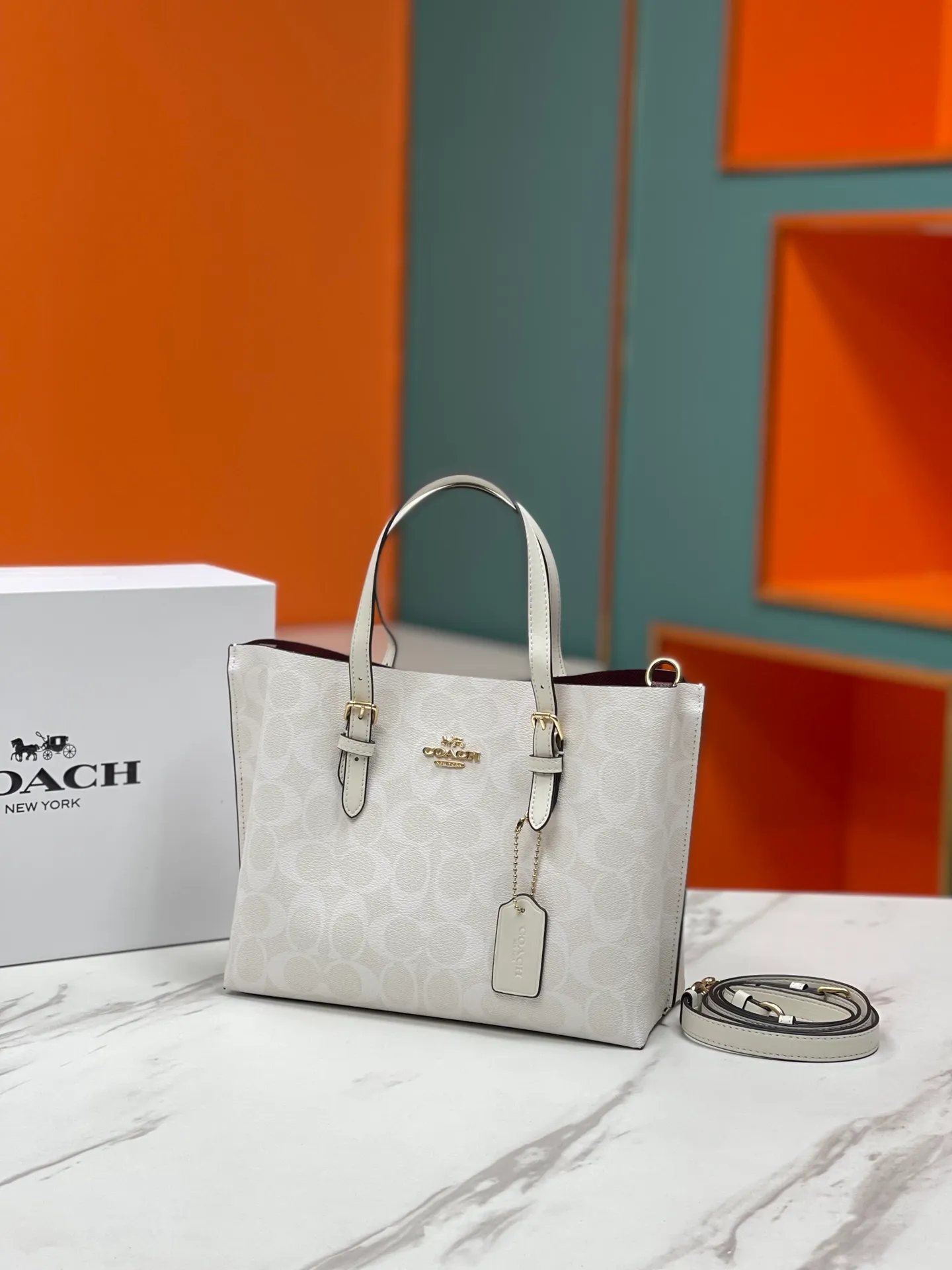 Batch 400💰coach/Coach new model number: C4084 new [Mollie Tote 25] small size tote. But there is no shortage of compartments. The material is classic and durable. There are many ways to match it. It can be carried by hand, on the shoulder, or cross-body. Another popular style. Little sisters, get it now! New colors are being unlocked ~ Size: 25*19*11,