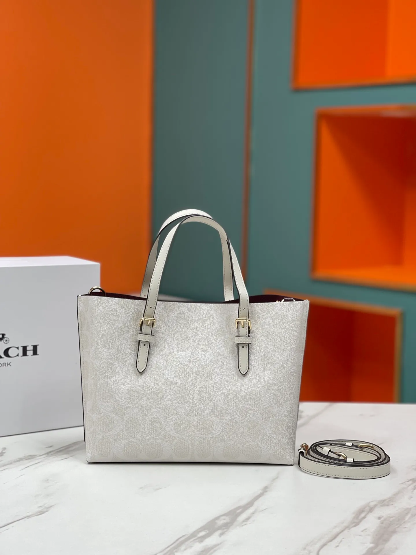 Batch 400💰coach/Coach new model number: C4084 new [Mollie Tote 25] small size tote. But there is no shortage of compartments. The material is classic and durable. There are many ways to match it. It can be carried by hand, on the shoulder, or cross-body. Another popular style. Little sisters, get it now! New colors are being unlocked ~ Size: 25*19*11,
