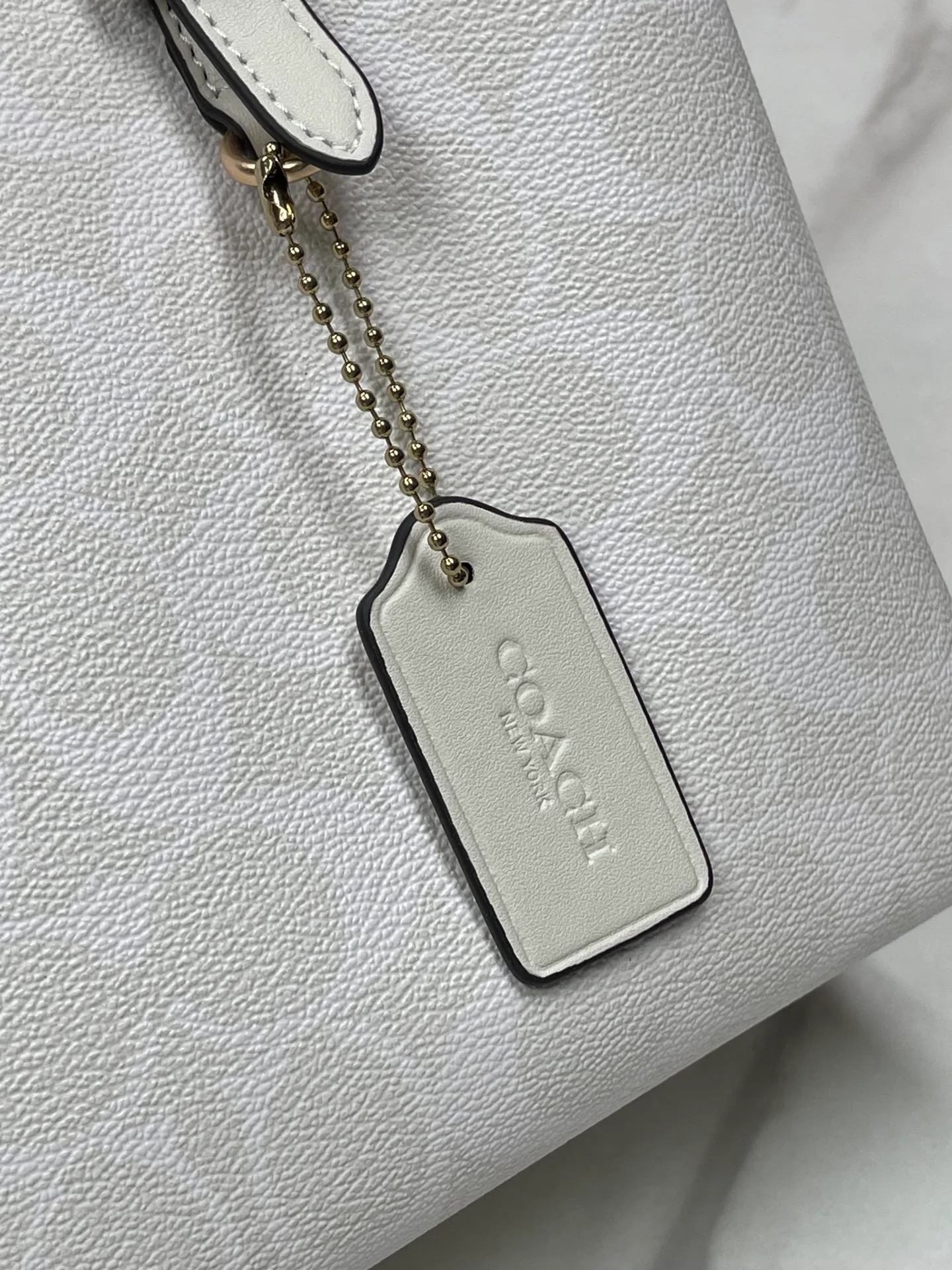 Batch 400💰coach/Coach new model number: C4084 new [Mollie Tote 25] small size tote. But there is no shortage of compartments. The material is classic and durable. There are many ways to match it. It can be carried by hand, on the shoulder, or cross-body. Another popular style. Little sisters, get it now! New colors are being unlocked ~ Size: 25*19*11,