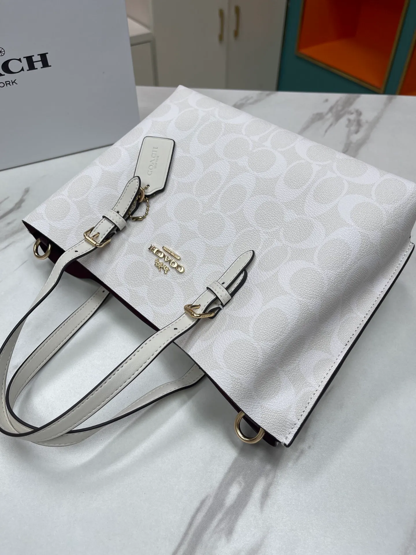 Batch 400💰coach/Coach new model number: C4084 new [Mollie Tote 25] small size tote. But there is no shortage of compartments. The material is classic and durable. There are many ways to match it. It can be carried by hand, on the shoulder, or cross-body. Another popular style. Little sisters, get it now! New colors are being unlocked ~ Size: 25*19*11,