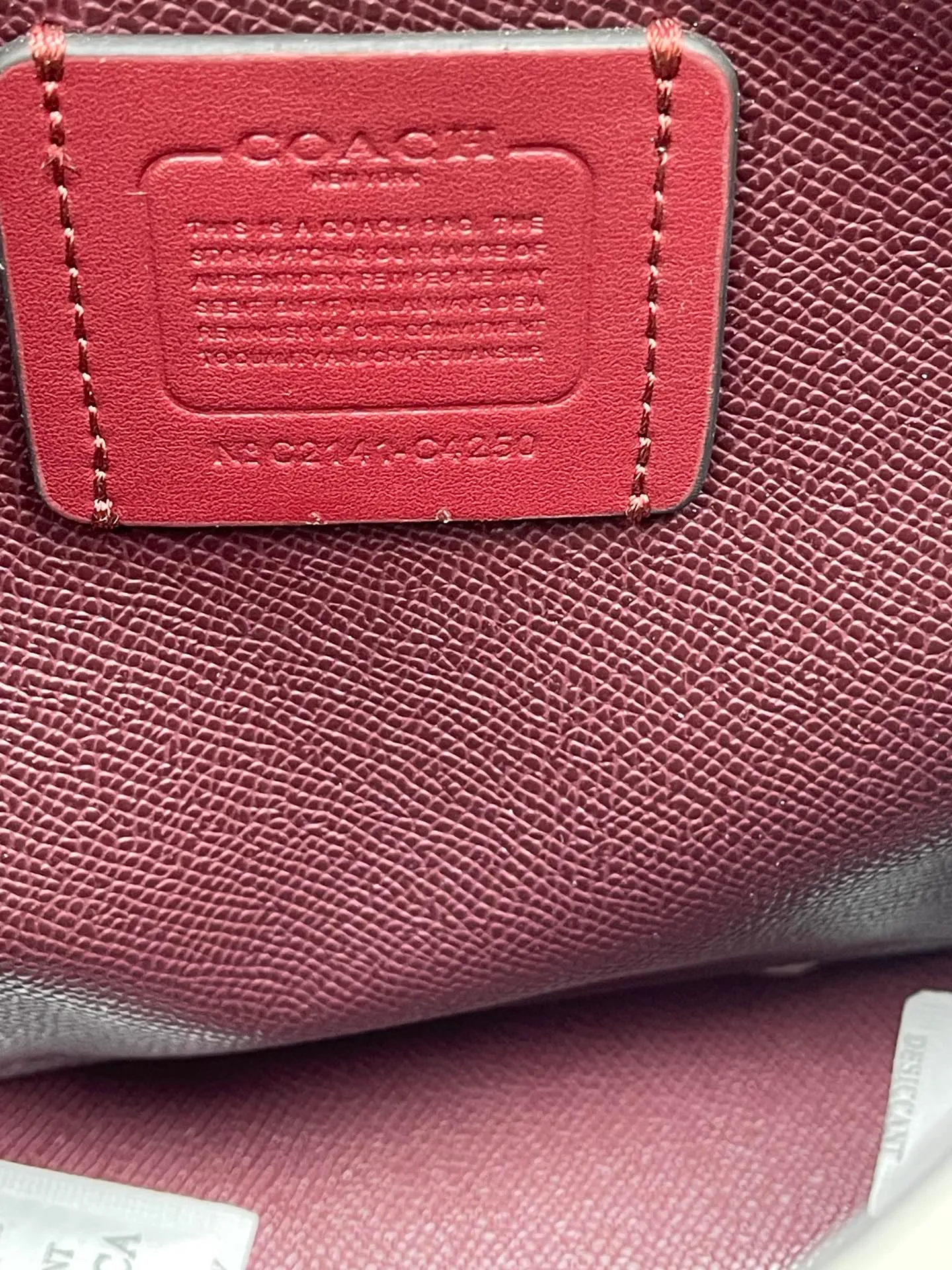 Batch 400💰coach/Coach new model number: C4084 new [Mollie Tote 25] small size tote. But there is no shortage of compartments. The material is classic and durable. There are many ways to match it. It can be carried by hand, on the shoulder, or cross-body. Another popular style. Little sisters, get it now! New colors are being unlocked ~ Size: 25*19*11,