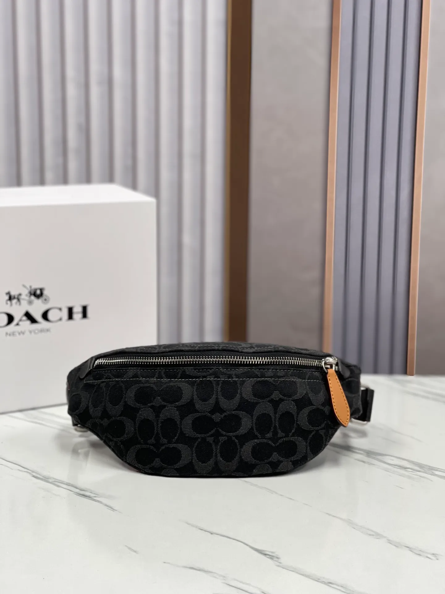 Top original order, batch 400💰Coach/Coach's new denim waist bag, model number: CJ825 Pillow Madison women's waist bag, super popular classic denim leather in summer with retro denim elements, a new interpretation of Soft Tabby's versatile charm, a wonderful collision of denim black and dark blue, it is very dazzling with any clothes, giving people a lazy and comfortable style. Size: 34.14.7.