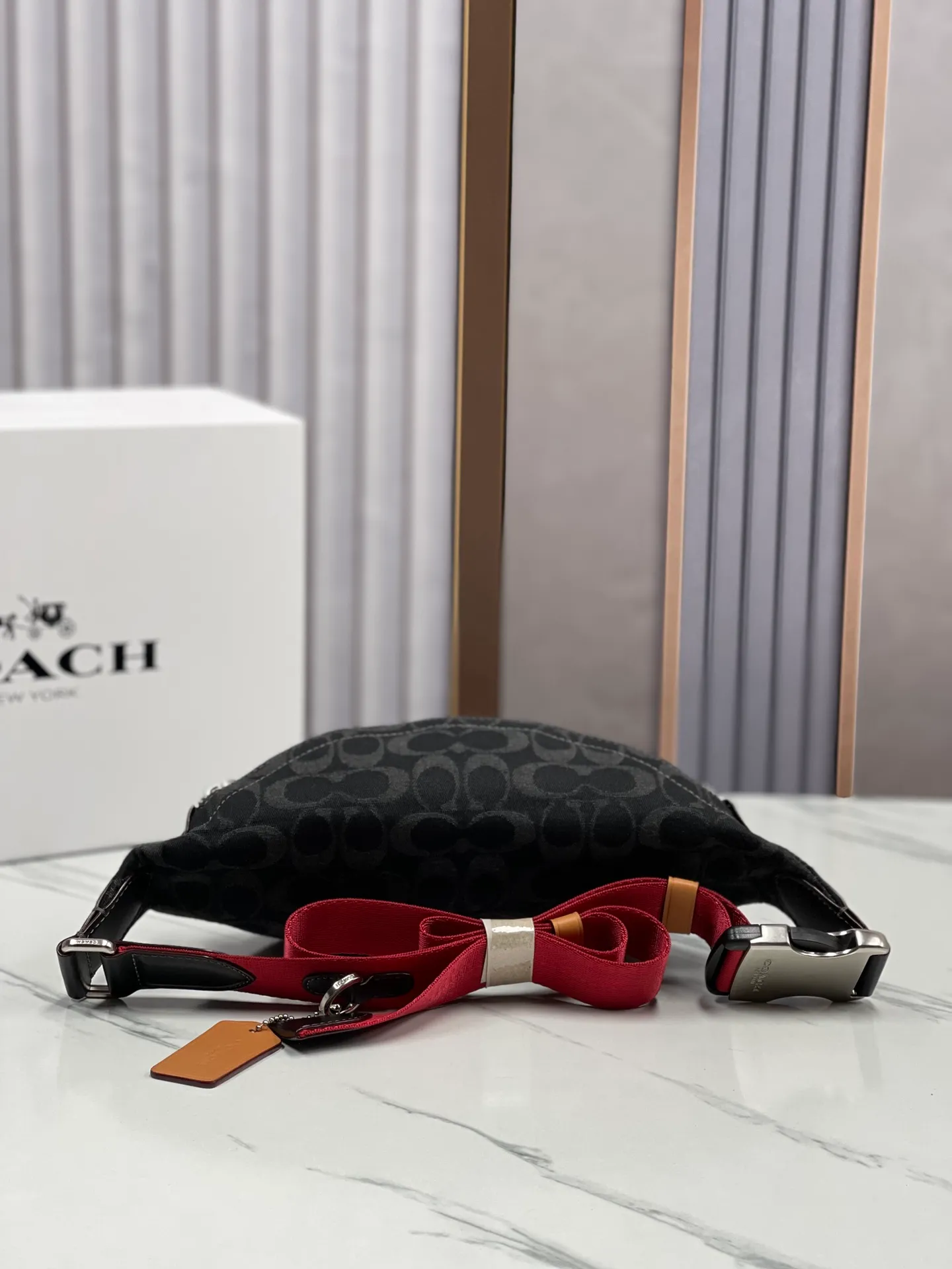 Top original order, batch 400💰Coach/Coach's new denim waist bag, model number: CJ825 Pillow Madison women's waist bag, super popular classic denim leather in summer with retro denim elements, a new interpretation of Soft Tabby's versatile charm, a wonderful collision of denim black and dark blue, it is very dazzling with any clothes, giving people a lazy and comfortable style. Size: 34.14.7.