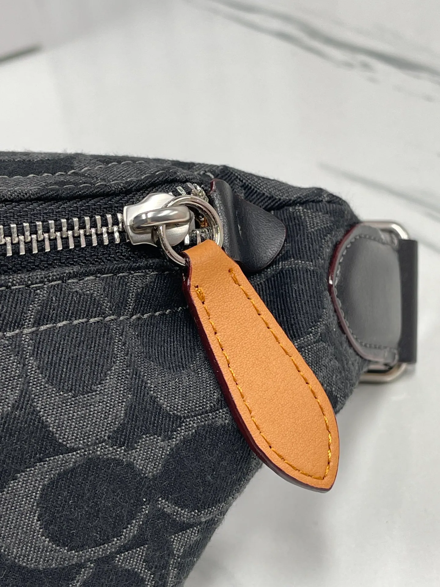 Top original order, batch 400💰Coach/Coach's new denim waist bag, model number: CJ825 Pillow Madison women's waist bag, super popular classic denim leather in summer with retro denim elements, a new interpretation of Soft Tabby's versatile charm, a wonderful collision of denim black and dark blue, it is very dazzling with any clothes, giving people a lazy and comfortable style. Size: 34.14.7.
