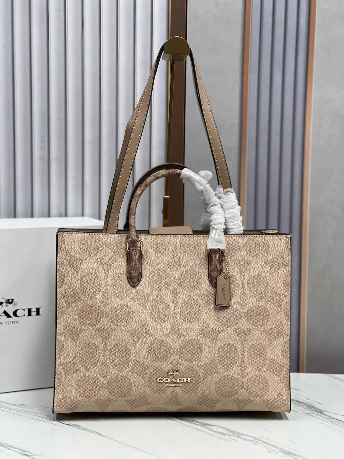 P460¥😍Coach's new handbag Maggie tote Coach's new CY677 CY676 tote bag - all sizes are available with logo and presbyopia - there are also classic solid colors, which are better for autumn and winter matching. Large size: 36.5✖️28✖️14cm. The computer can be easily placed. The small size is more suitable for sisters who like to carry it hand-held.