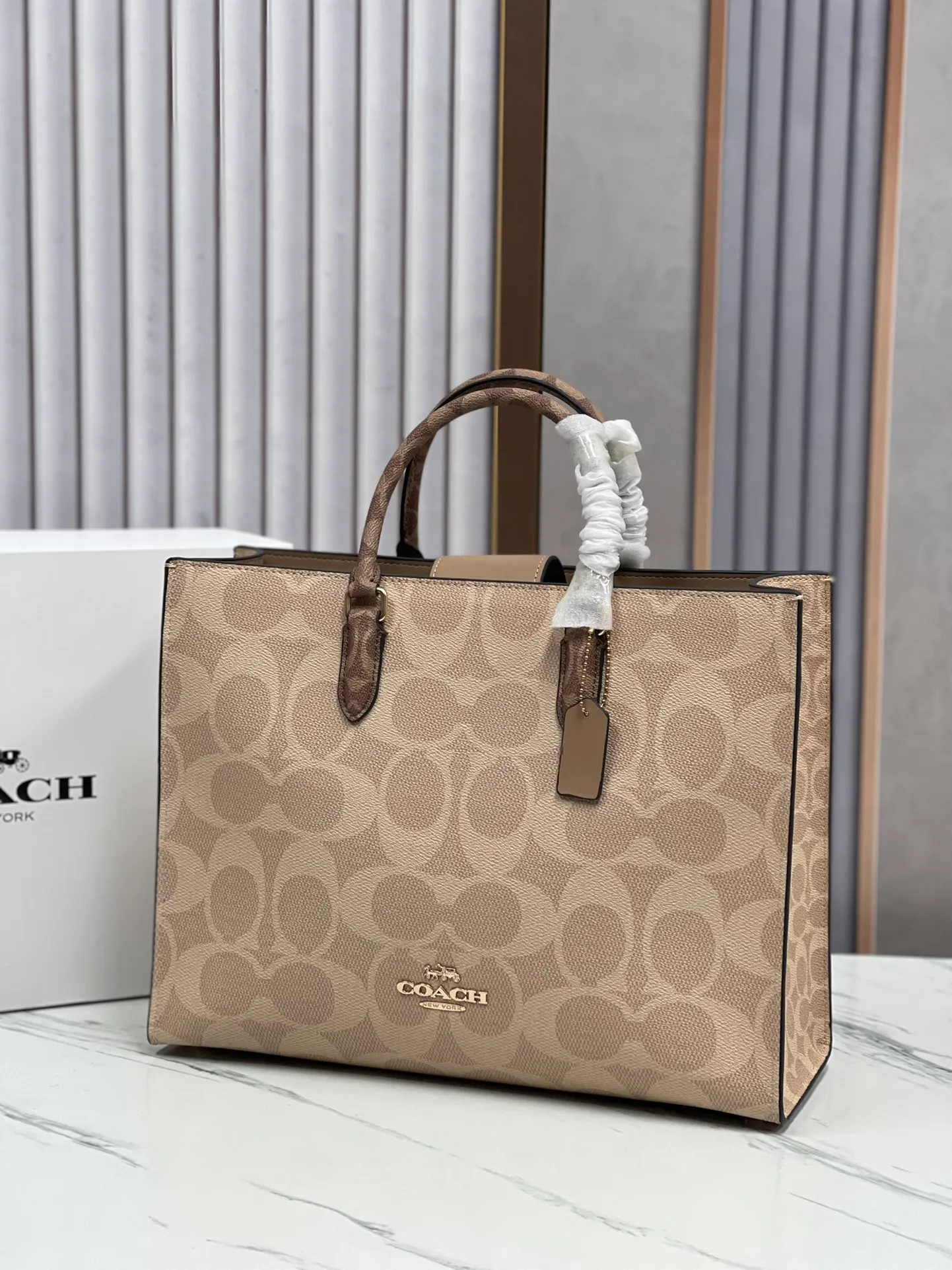 P460¥😍Coach's new handbag Maggie tote Coach's new CY677 CY676 tote bag - all sizes are available with logo and presbyopia - there are also classic solid colors, which are better for autumn and winter matching. Large size: 36.5✖️28✖️14cm. The computer can be easily placed. The small size is more suitable for sisters who like to carry it hand-held.