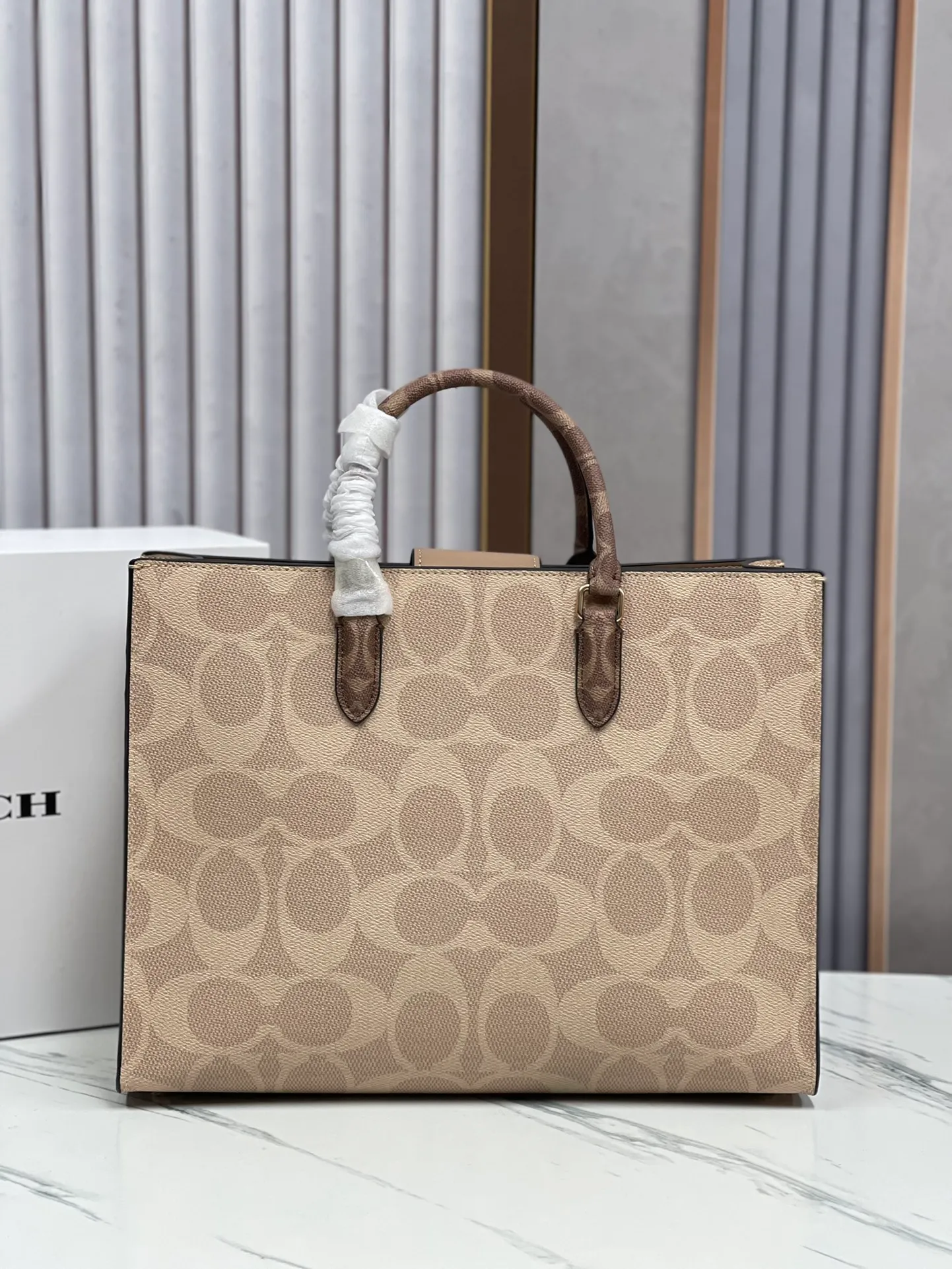 P460¥😍Coach's new handbag Maggie tote Coach's new CY677 CY676 tote bag - all sizes are available with logo and presbyopia - there are also classic solid colors, which are better for autumn and winter matching. Large size: 36.5✖️28✖️14cm. The computer can be easily placed. The small size is more suitable for sisters who like to carry it hand-held.