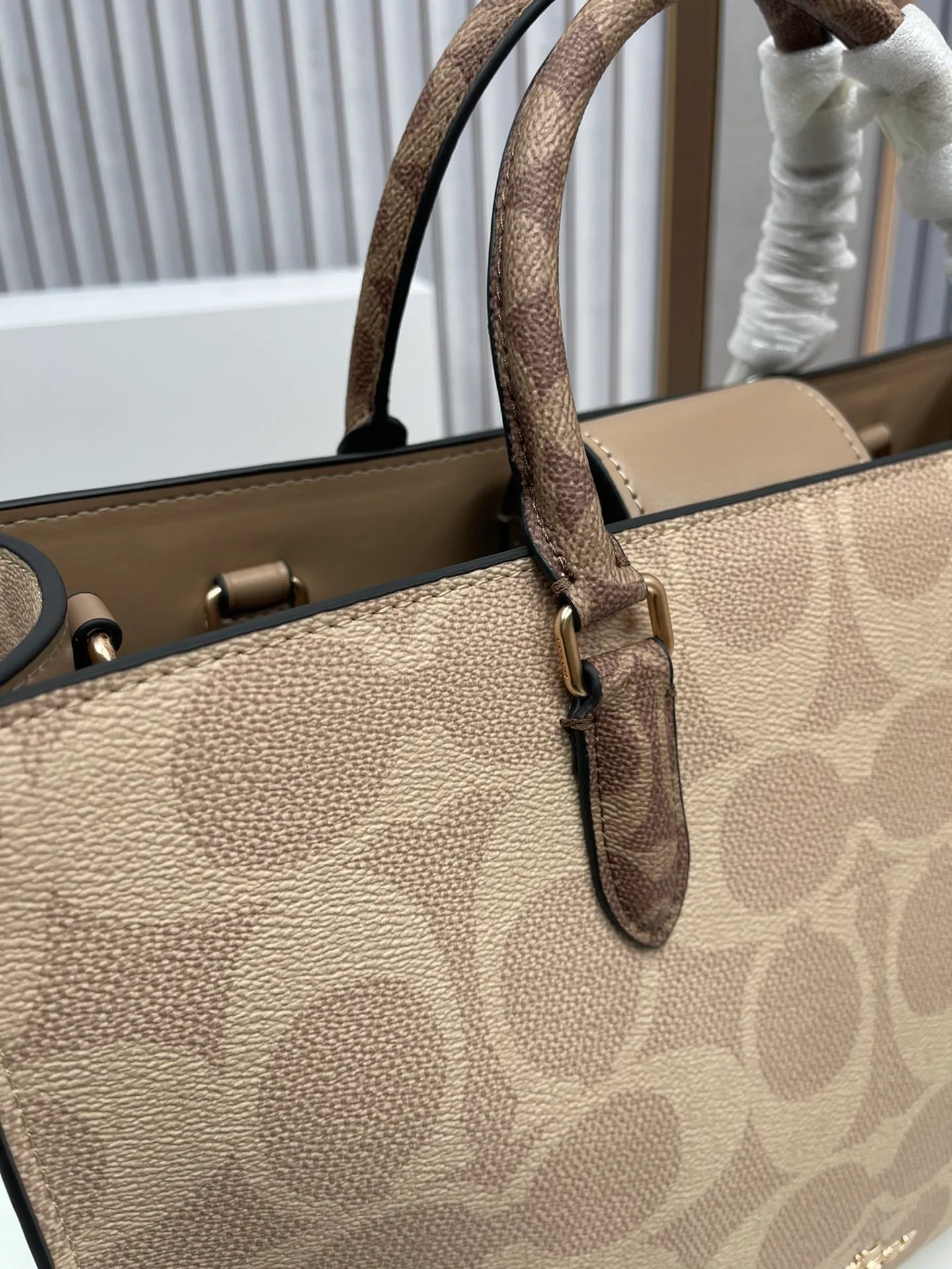 P460¥😍Coach's new handbag Maggie tote Coach's new CY677 CY676 tote bag - all sizes are available with logo and presbyopia - there are also classic solid colors, which are better for autumn and winter matching. Large size: 36.5✖️28✖️14cm. The computer can be easily placed. The small size is more suitable for sisters who like to carry it hand-held.