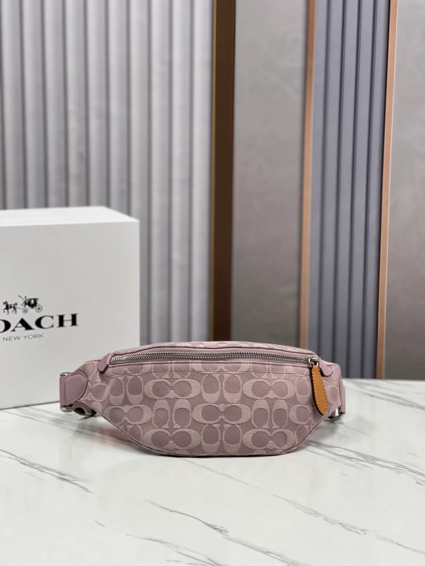 Top original order, batch 400💰Coach/Coach's new denim waist bag, model number: CJ825 Pillow Madison women's waist bag, super popular summer color with retro denim elements, new interpretation of Soft Tabby's versatile charm, a wonderful collision of denim black and dark blue colors, very dazzling with any clothes, giving people a lazy and comfortable style. Size: 34.14.7.