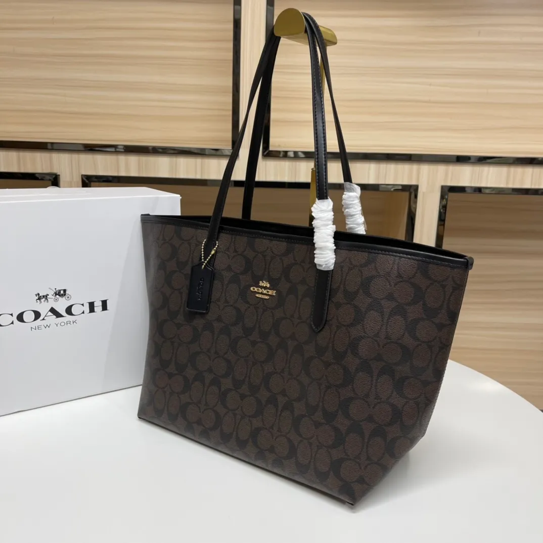 Top original order 400 in batches💰. Coach/Coach new large shopping bag. Style number: 5696& Classic presbyopic logo tote bag is super cute. It is suitable for commuting. It has a huge capacity and is also very suitable for mothers. It has a wide range of applicability, especially suitable for students, part-time workers and mothers. Size: 34*31*16 cm,