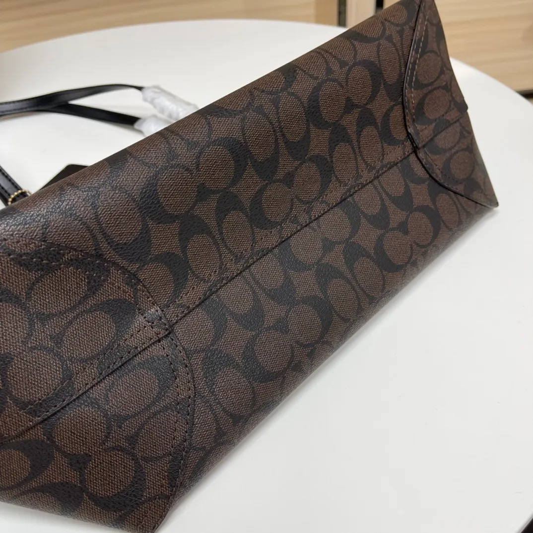 Top original order 400 in batches💰. Coach/Coach new large shopping bag. Style number: 5696& Classic presbyopic logo tote bag is super cute. It is suitable for commuting. It has a huge capacity and is also very suitable for mothers. It has a wide range of applicability, especially suitable for students, part-time workers and mothers. Size: 34*31*16 cm,