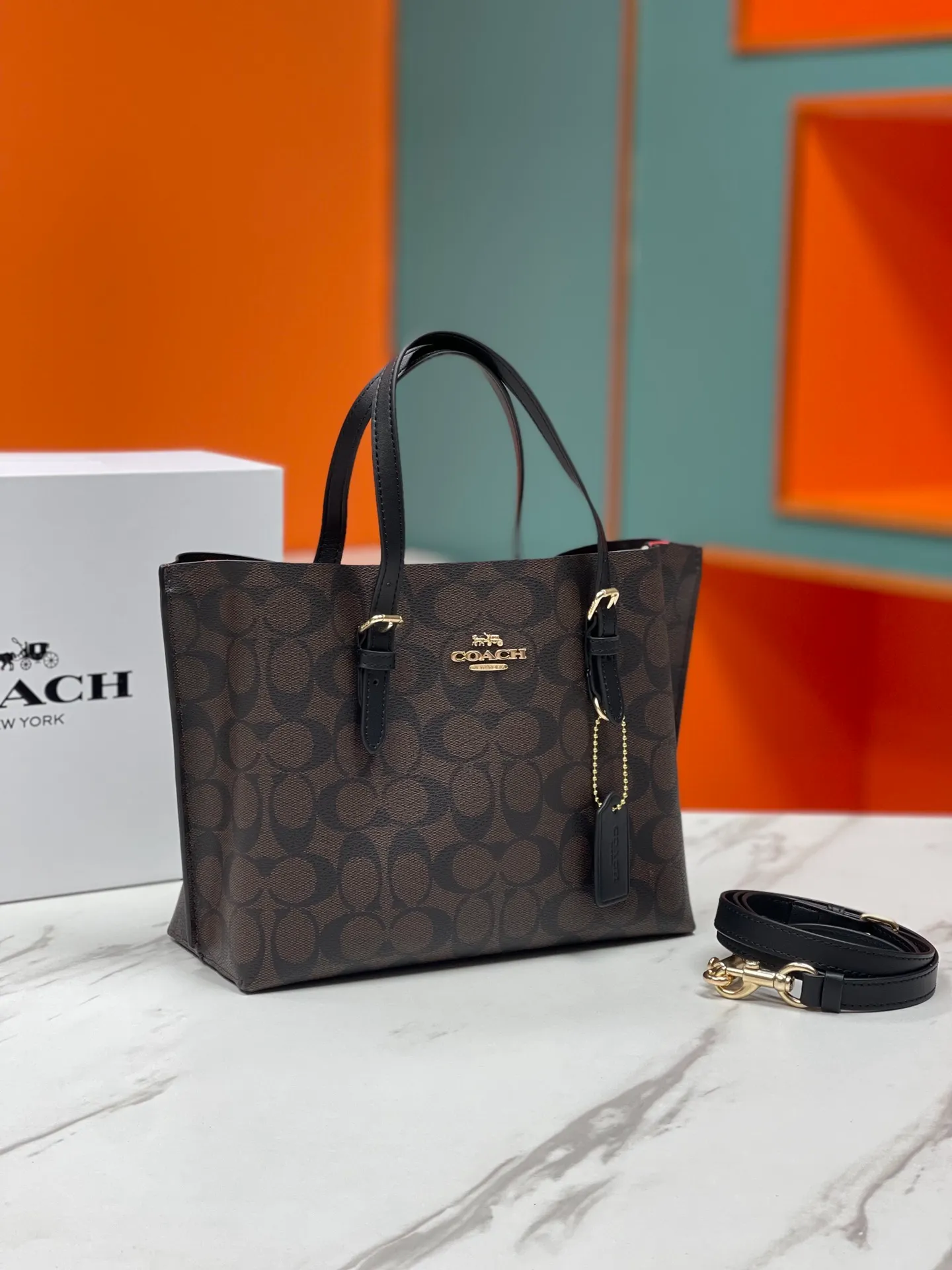 Top original order batch 400💰coach/Coach new model number: C4084 new [Mollie Tote 25] small size tote. But there is no shortage of compartments. The material is classic and durable. There are many ways to match it. It can be carried by hand, on the shoulder, or cross-body. Another popular style. Little sisters, get it now! New colors are being unlocked ~ Size: 25*19*11,