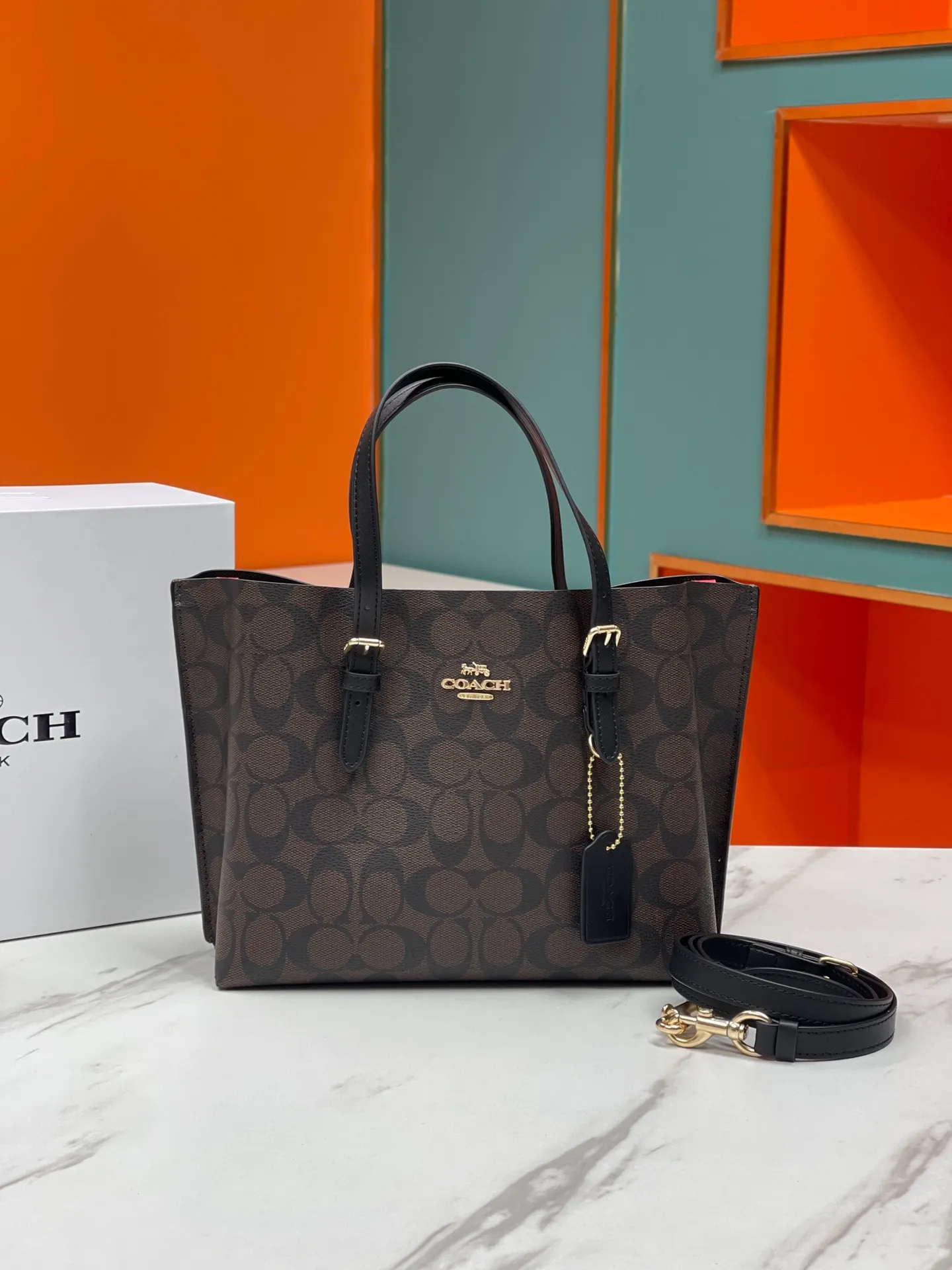 Top original order batch 400💰coach/Coach new model number: C4084 new [Mollie Tote 25] small size tote. But there is no shortage of compartments. The material is classic and durable. There are many ways to match it. It can be carried by hand, on the shoulder, or cross-body. Another popular style. Little sisters, get it now! New colors are being unlocked ~ Size: 25*19*11,