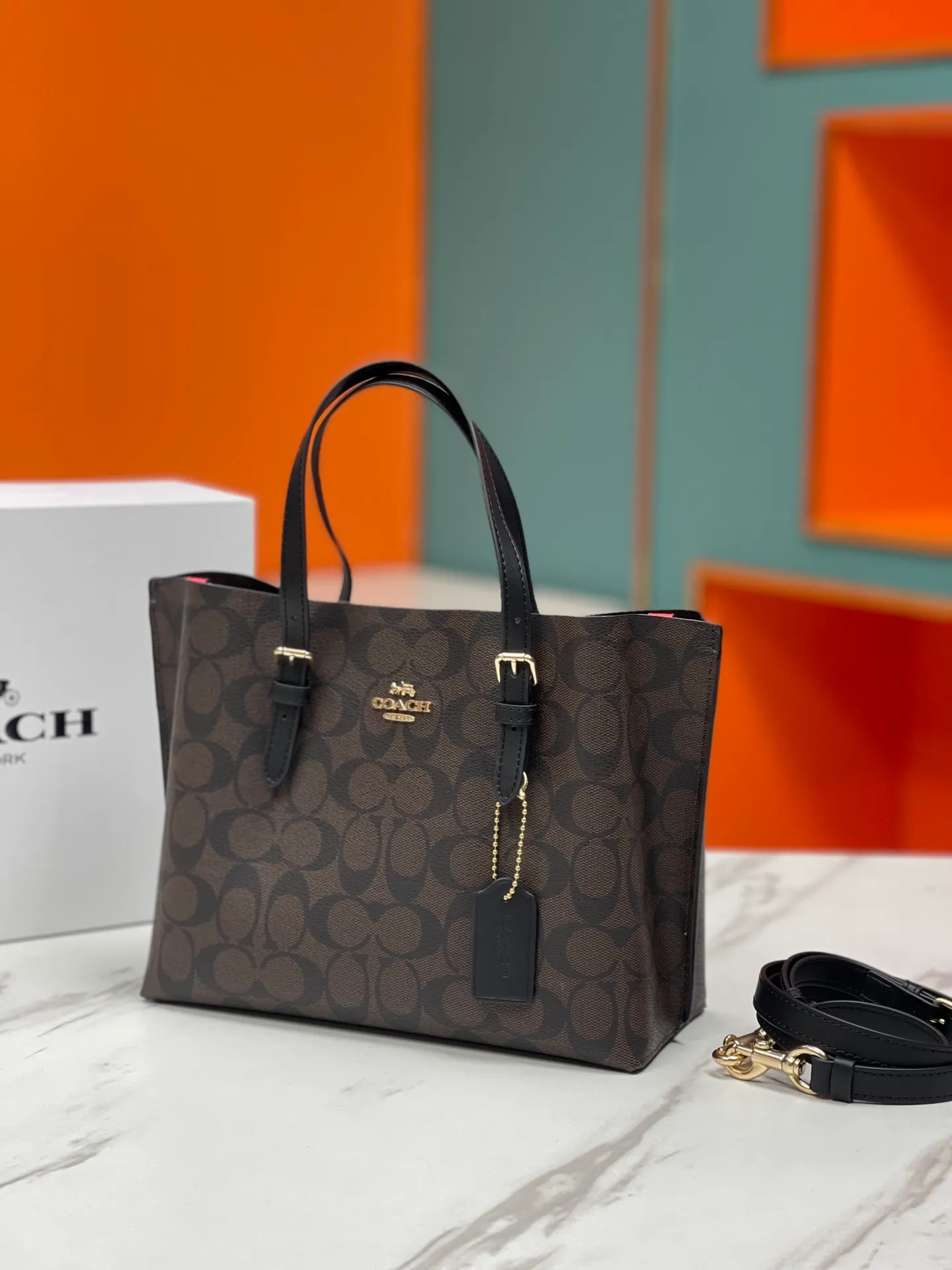 Top original order batch 400💰coach/Coach new model number: C4084 new [Mollie Tote 25] small size tote. But there is no shortage of compartments. The material is classic and durable. There are many ways to match it. It can be carried by hand, on the shoulder, or cross-body. Another popular style. Little sisters, get it now! New colors are being unlocked ~ Size: 25*19*11,