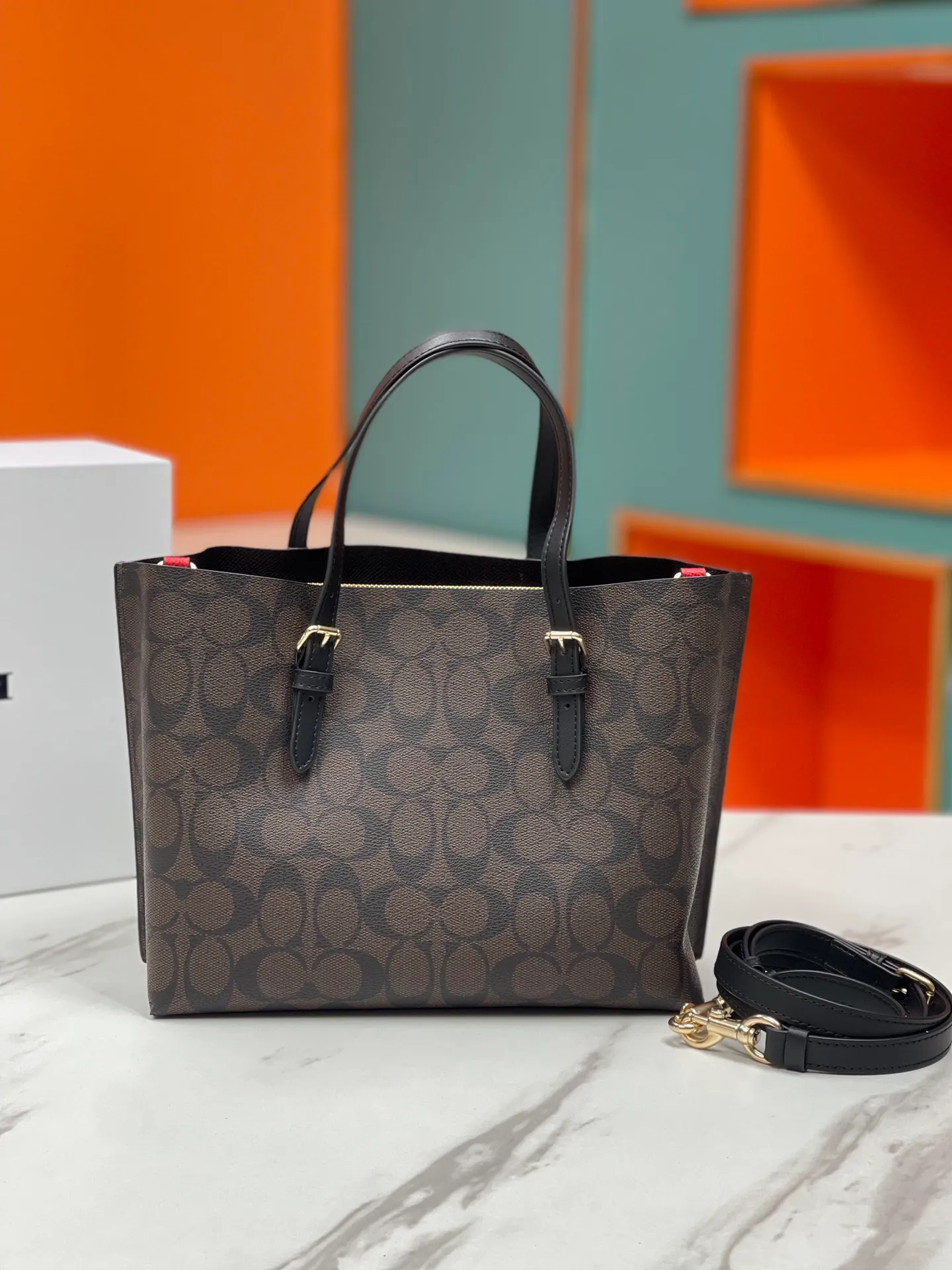 Top original order batch 400💰coach/Coach new model number: C4084 new [Mollie Tote 25] small size tote. But there is no shortage of compartments. The material is classic and durable. There are many ways to match it. It can be carried by hand, on the shoulder, or cross-body. Another popular style. Little sisters, get it now! New colors are being unlocked ~ Size: 25*19*11,