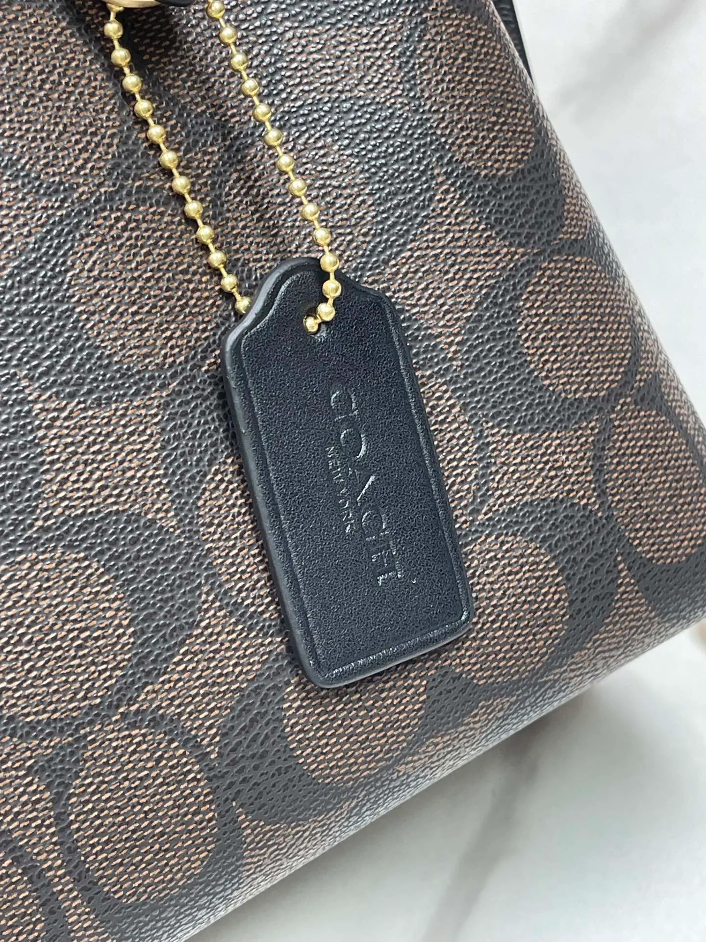 Top original order batch 400💰coach/Coach new model number: C4084 new [Mollie Tote 25] small size tote. But there is no shortage of compartments. The material is classic and durable. There are many ways to match it. It can be carried by hand, on the shoulder, or cross-body. Another popular style. Little sisters, get it now! New colors are being unlocked ~ Size: 25*19*11,