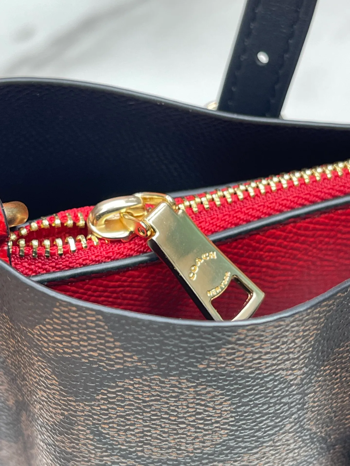 Top original order batch 400💰coach/Coach new model number: C4084 new [Mollie Tote 25] small size tote. But there is no shortage of compartments. The material is classic and durable. There are many ways to match it. It can be carried by hand, on the shoulder, or cross-body. Another popular style. Little sisters, get it now! New colors are being unlocked ~ Size: 25*19*11,