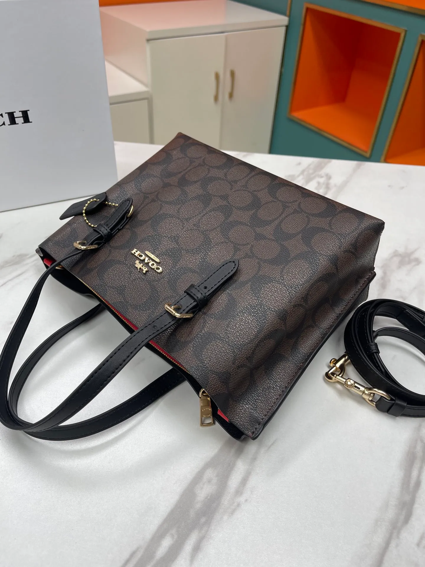 Top original order batch 400💰coach/Coach new model number: C4084 new [Mollie Tote 25] small size tote. But there is no shortage of compartments. The material is classic and durable. There are many ways to match it. It can be carried by hand, on the shoulder, or cross-body. Another popular style. Little sisters, get it now! New colors are being unlocked ~ Size: 25*19*11,