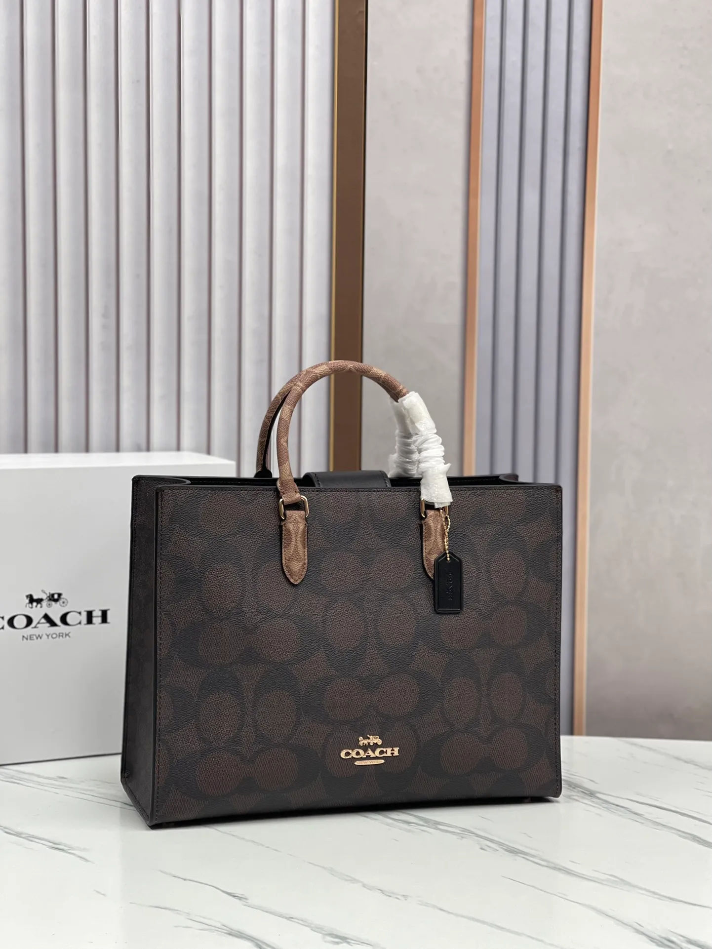 P460¥😍Coach's new handbag Maggie tote Coach's new CY677 CY676 tote bag - all sizes are available with logo and presbyopia - there are also classic solid colors, which are better for autumn and winter matching. Large size: 36.5✖️28✖️14cm. The computer can be easily placed. The small size is more suitable for sisters who like to carry it hand-held.