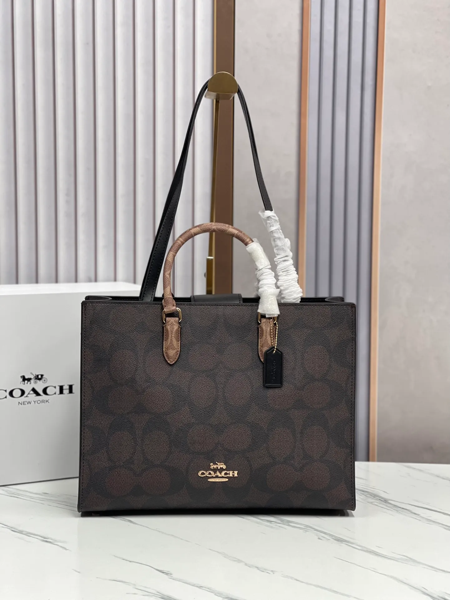 P460¥😍Coach's new handbag Maggie tote Coach's new CY677 CY676 tote bag - all sizes are available with logo and presbyopia - there are also classic solid colors, which are better for autumn and winter matching. Large size: 36.5✖️28✖️14cm. The computer can be easily placed. The small size is more suitable for sisters who like to carry it hand-held.