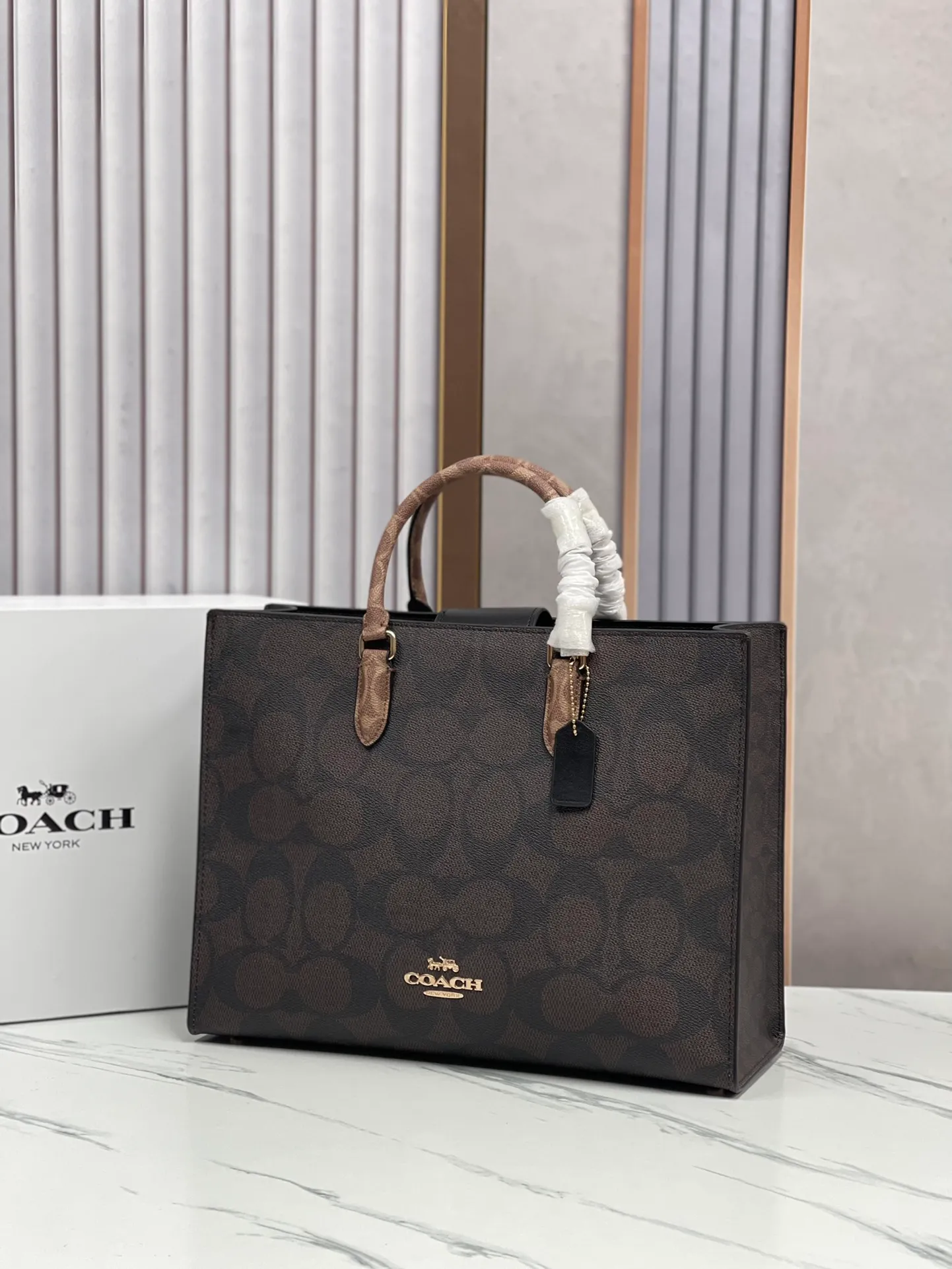 P460¥😍Coach's new handbag Maggie tote Coach's new CY677 CY676 tote bag - all sizes are available with logo and presbyopia - there are also classic solid colors, which are better for autumn and winter matching. Large size: 36.5✖️28✖️14cm. The computer can be easily placed. The small size is more suitable for sisters who like to carry it hand-held.