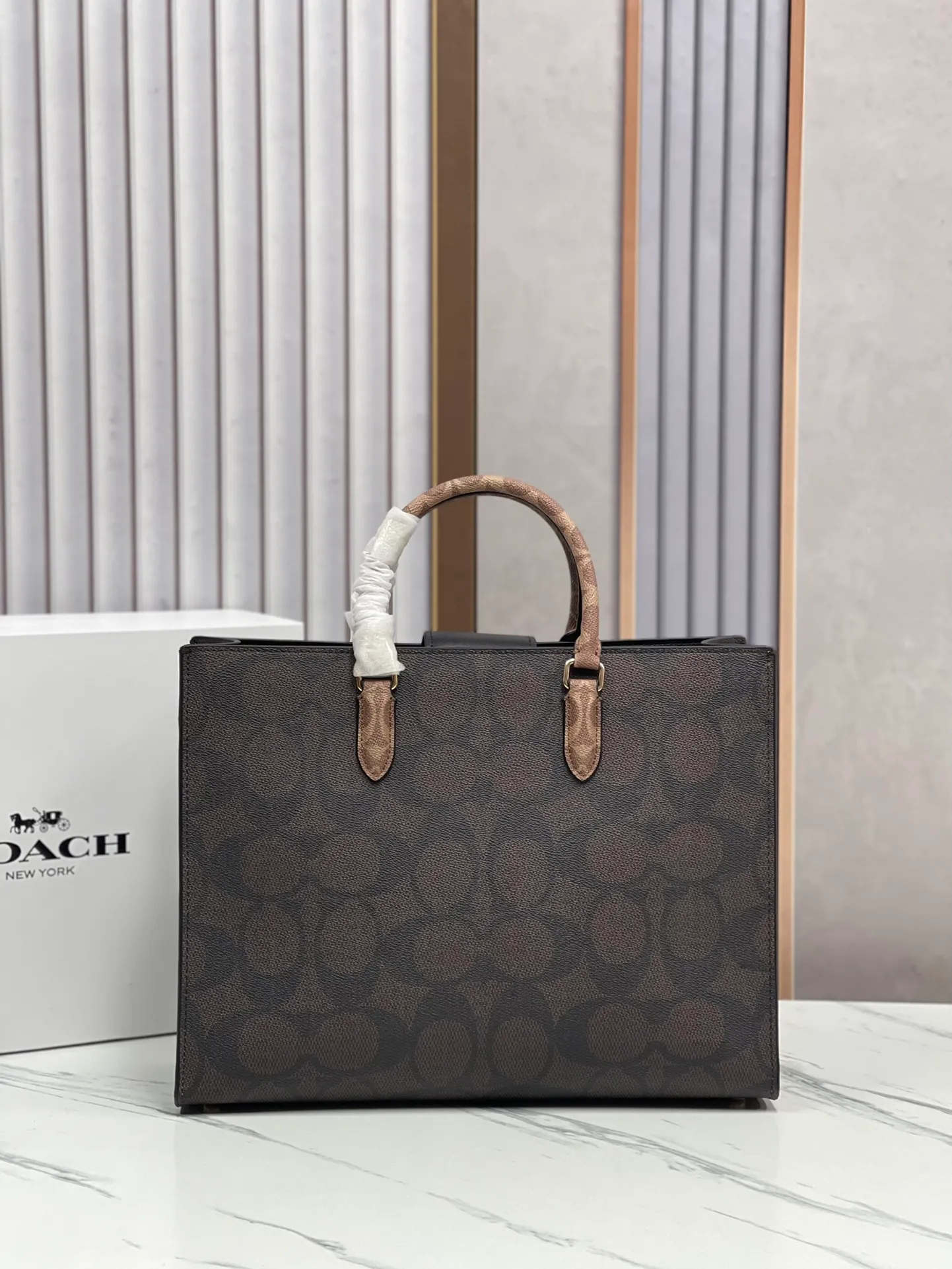P460¥😍Coach's new handbag Maggie tote Coach's new CY677 CY676 tote bag - all sizes are available with logo and presbyopia - there are also classic solid colors, which are better for autumn and winter matching. Large size: 36.5✖️28✖️14cm. The computer can be easily placed. The small size is more suitable for sisters who like to carry it hand-held.