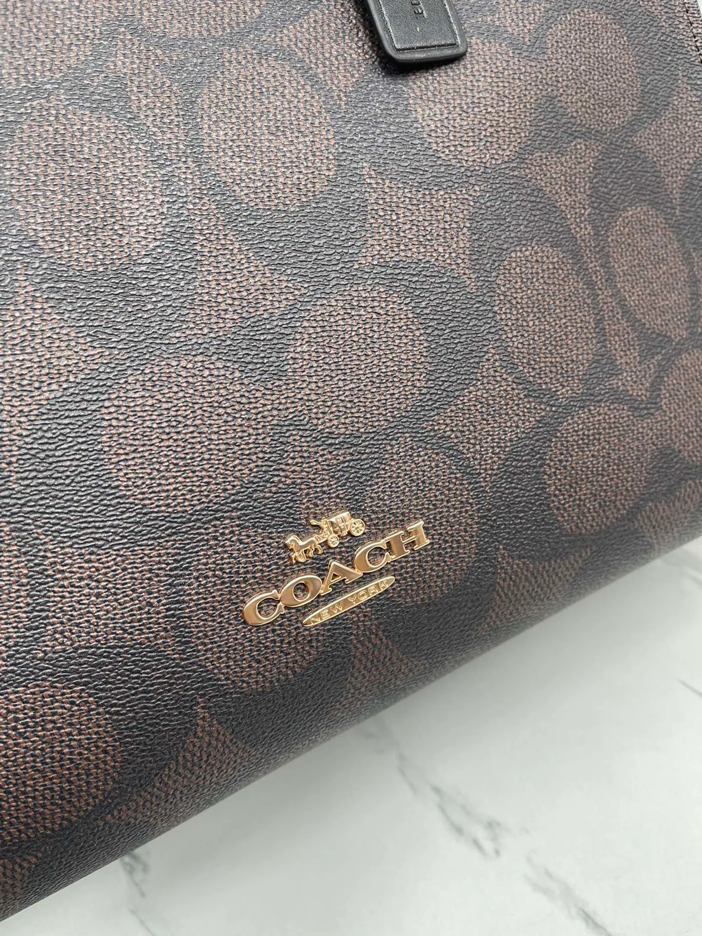 P460¥😍Coach's new handbag Maggie tote Coach's new CY677 CY676 tote bag - all sizes are available with logo and presbyopia - there are also classic solid colors, which are better for autumn and winter matching. Large size: 36.5✖️28✖️14cm. The computer can be easily placed. The small size is more suitable for sisters who like to carry it hand-held.