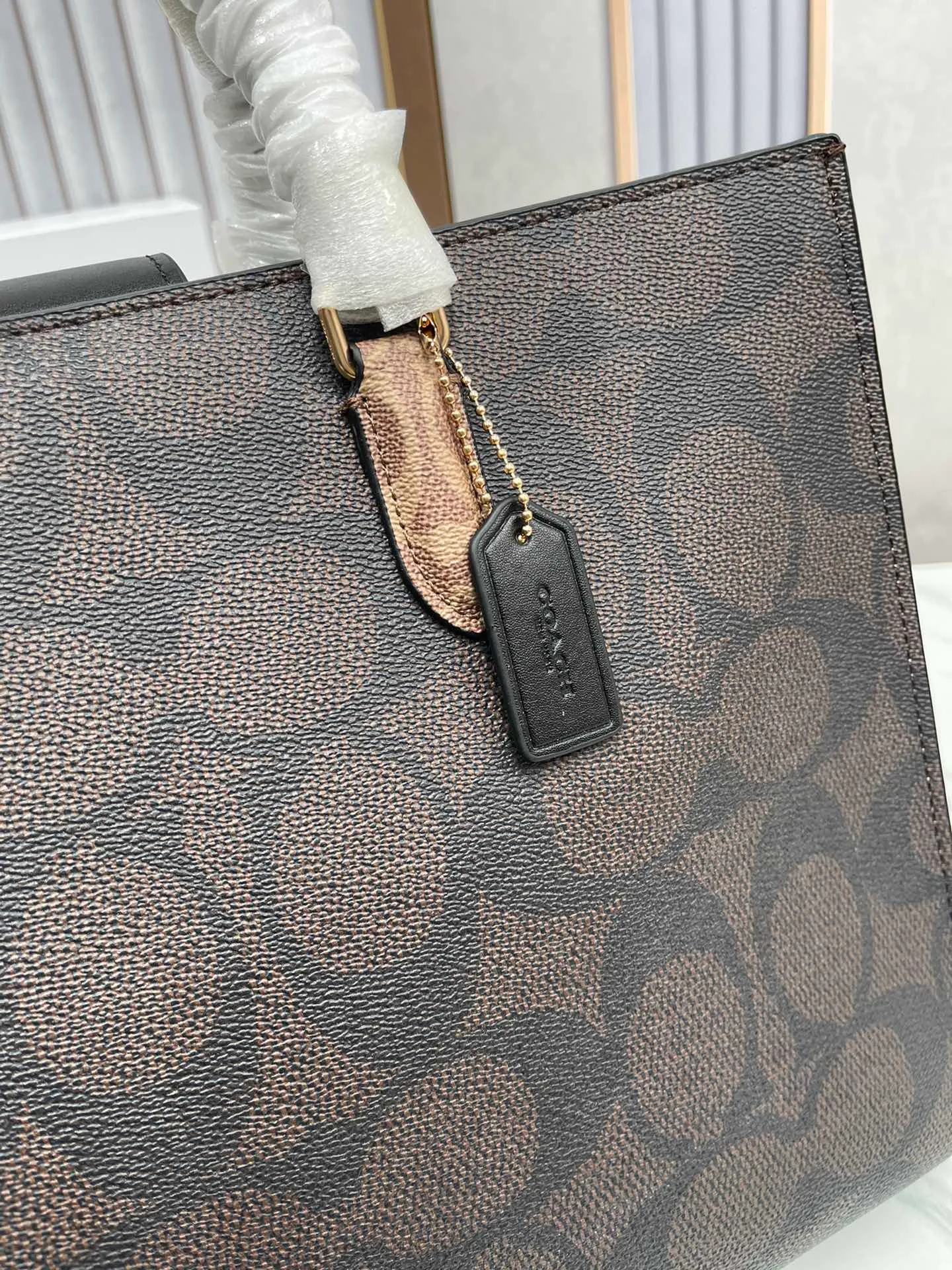 P460¥😍Coach's new handbag Maggie tote Coach's new CY677 CY676 tote bag - all sizes are available with logo and presbyopia - there are also classic solid colors, which are better for autumn and winter matching. Large size: 36.5✖️28✖️14cm. The computer can be easily placed. The small size is more suitable for sisters who like to carry it hand-held.