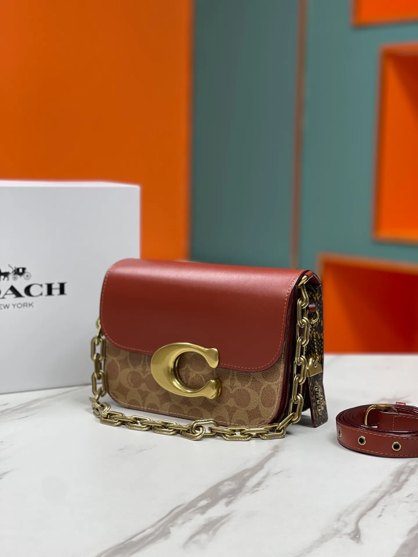 Top original order batch 580💰💃Coach's latest crossbody bag💐The shoulder strap design is full of 100 points. The leather detachable shoulder strap is also equipped with a retro old chain + leather shoulder strap. The big brand logo C is particularly obvious. The accordion-style side splicing snakeskin material is made of nappa sheepskin. The interior has three large compartments and a zipper compartment. The texture is very good! #coachNew #Chain Bag Model CM551. Size 21CM