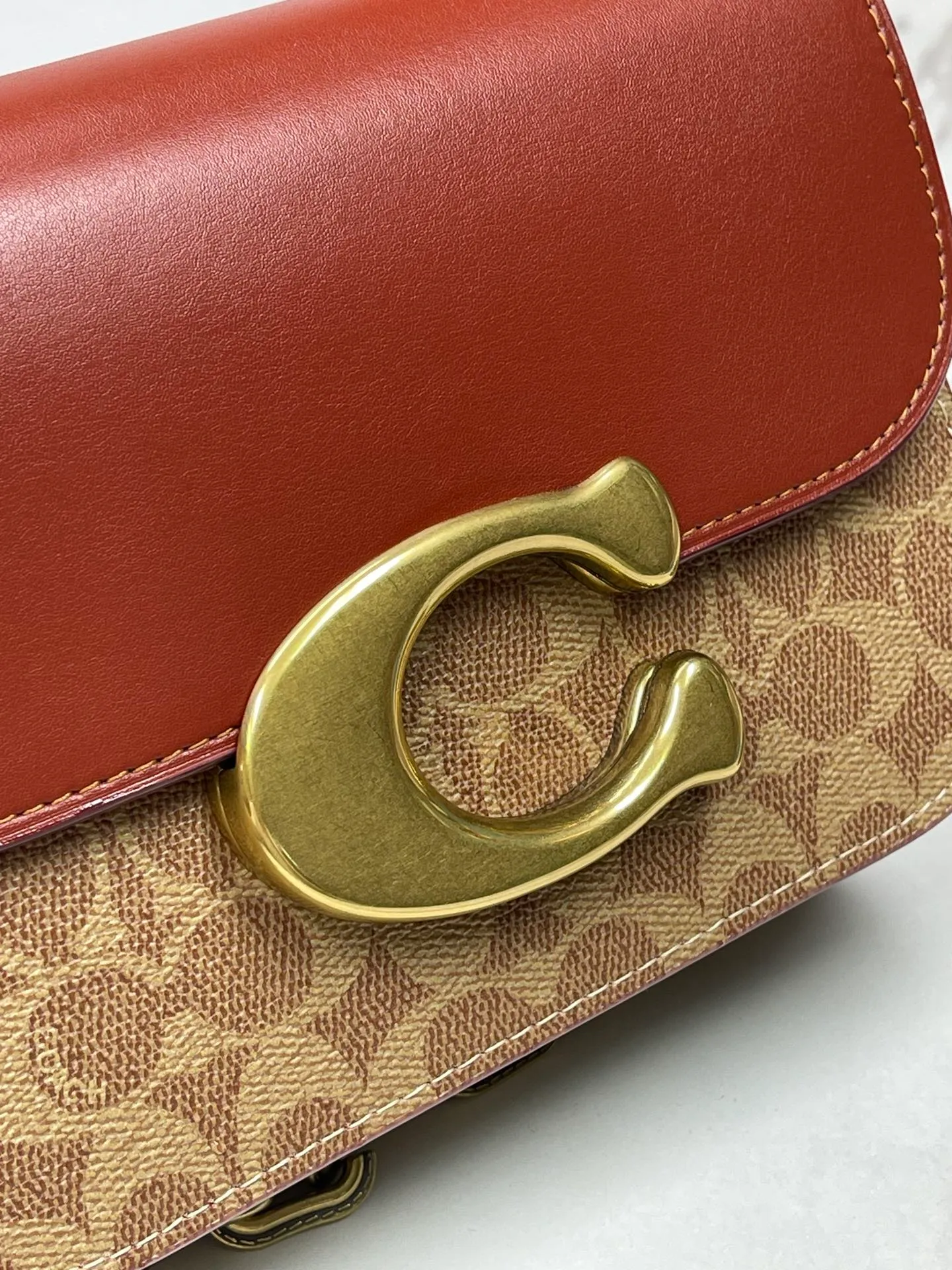 Top original order batch 580💰💃Coach's latest crossbody bag💐The shoulder strap design is full of 100 points. The leather detachable shoulder strap is also equipped with a retro old chain + leather shoulder strap. The big brand logo C is particularly obvious. The accordion-style side splicing snakeskin material is made of nappa sheepskin. The interior has three large compartments and a zipper compartment. The texture is very good! #coachNew #Chain Bag Model CM551. Size 21CM