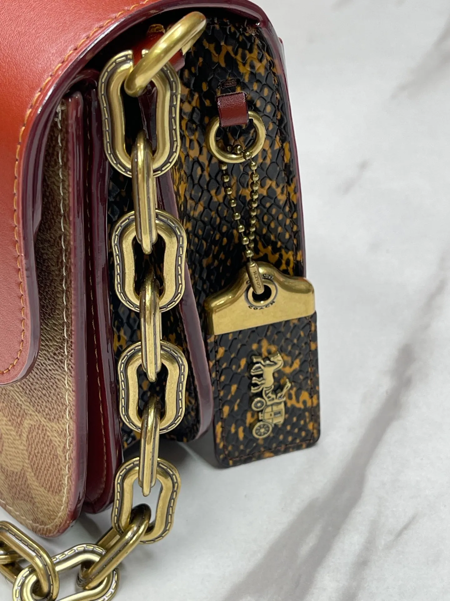 Top original order batch 580💰💃Coach's latest crossbody bag💐The shoulder strap design is full of 100 points. The leather detachable shoulder strap is also equipped with a retro old chain + leather shoulder strap. The big brand logo C is particularly obvious. The accordion-style side splicing snakeskin material is made of nappa sheepskin. The interior has three large compartments and a zipper compartment. The texture is very good! #coachNew #Chain Bag Model CM551. Size 21CM