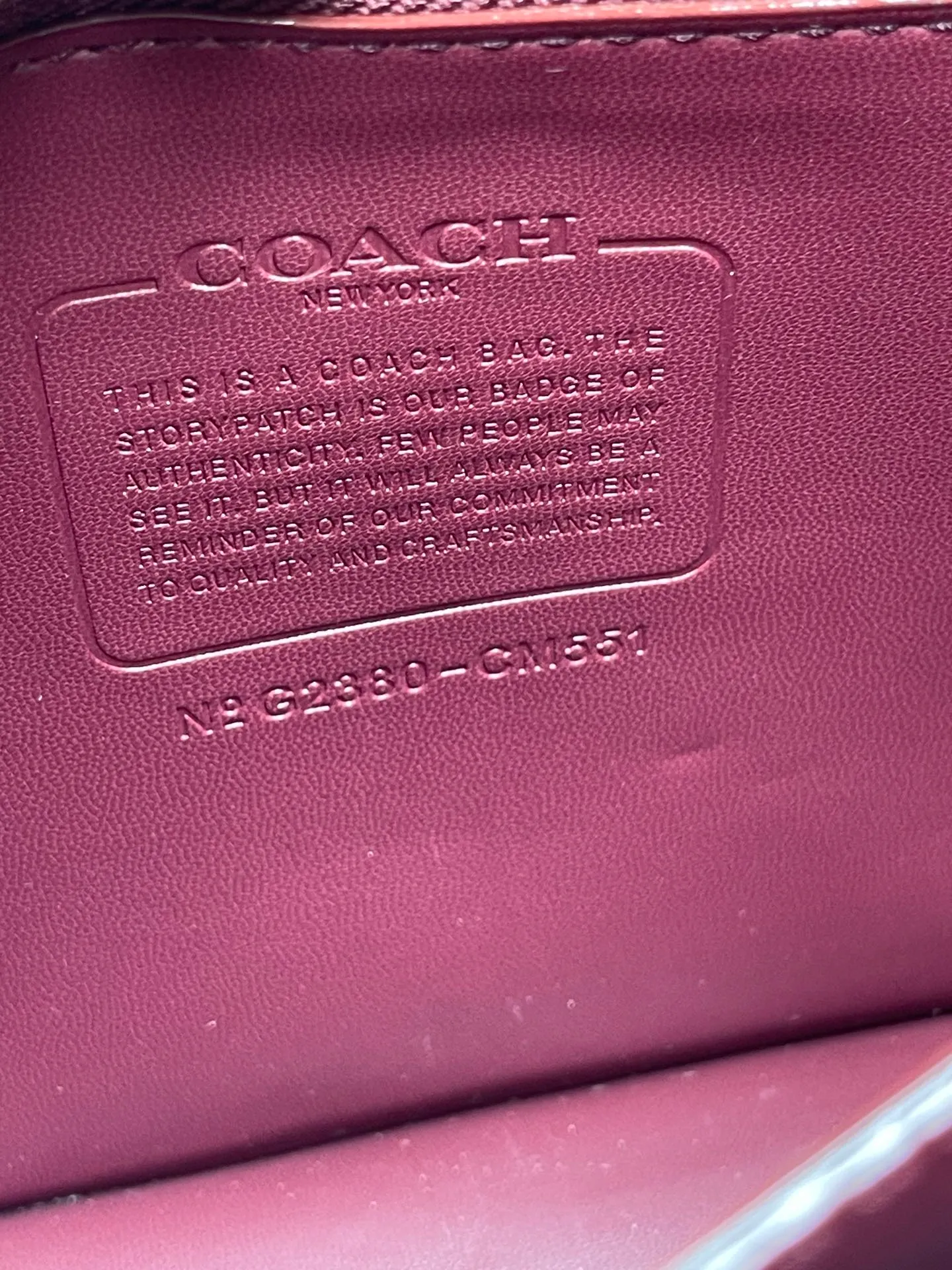 Top original order batch 580💰💃Coach's latest crossbody bag💐The shoulder strap design is full of 100 points. The leather detachable shoulder strap is also equipped with a retro old chain + leather shoulder strap. The big brand logo C is particularly obvious. The accordion-style side splicing snakeskin material is made of nappa sheepskin. The interior has three large compartments and a zipper compartment. The texture is very good! #coachNew #Chain Bag Model CM551. Size 21CM