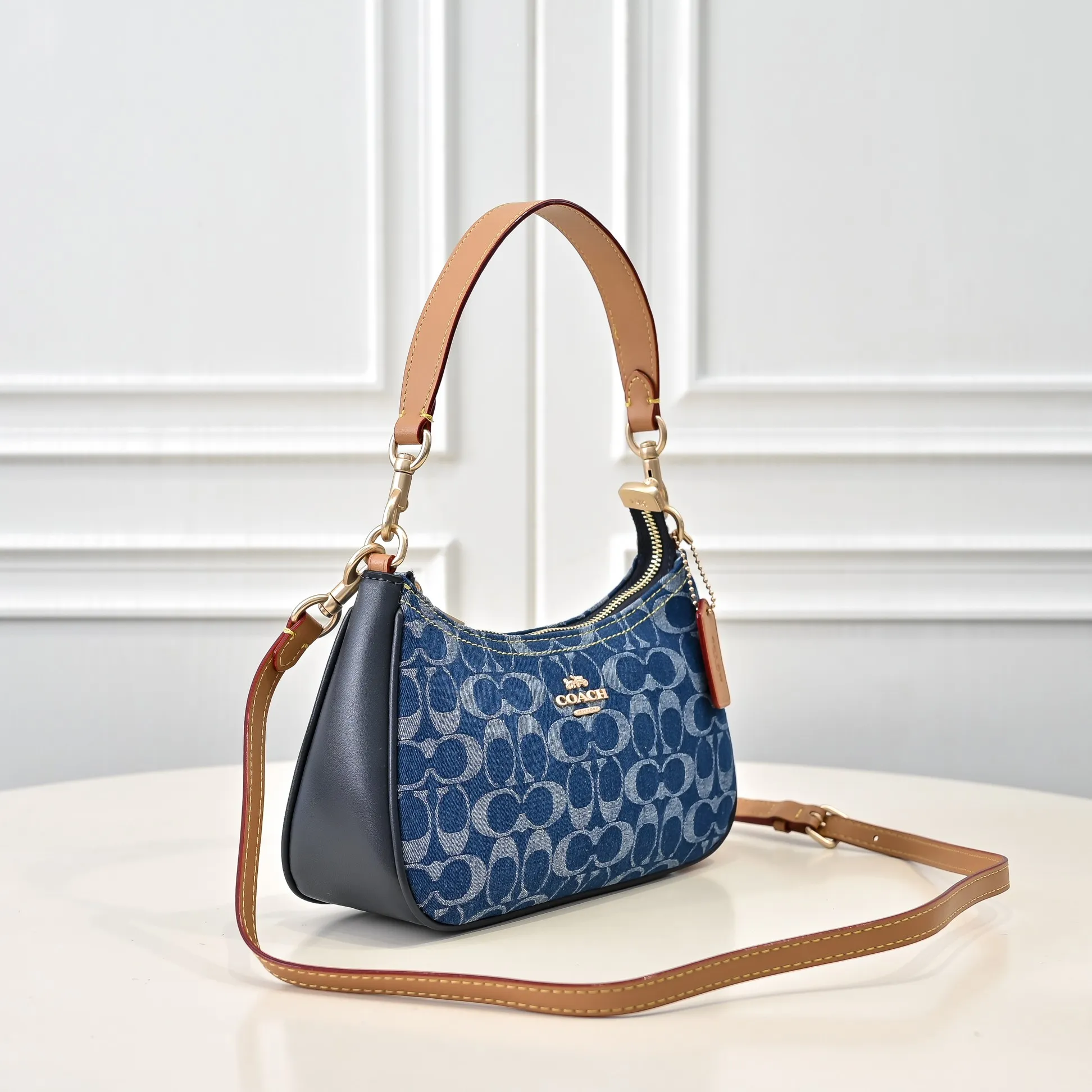 P260 [Top original order] Style number: CAF82 Size: 24.5*15.5*7.5cm