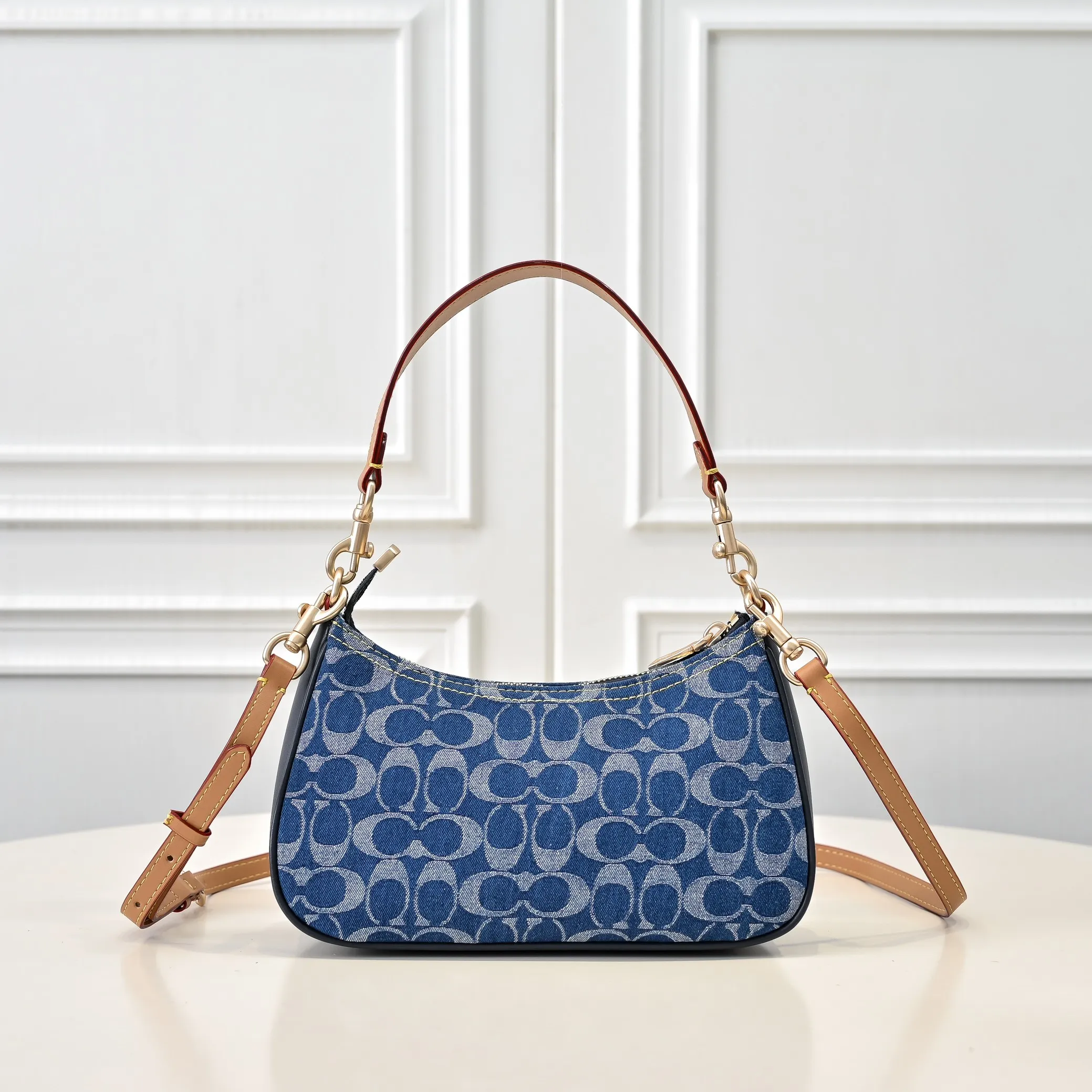 P260 [Top original order] Style number: CAF82 Size: 24.5*15.5*7.5cm